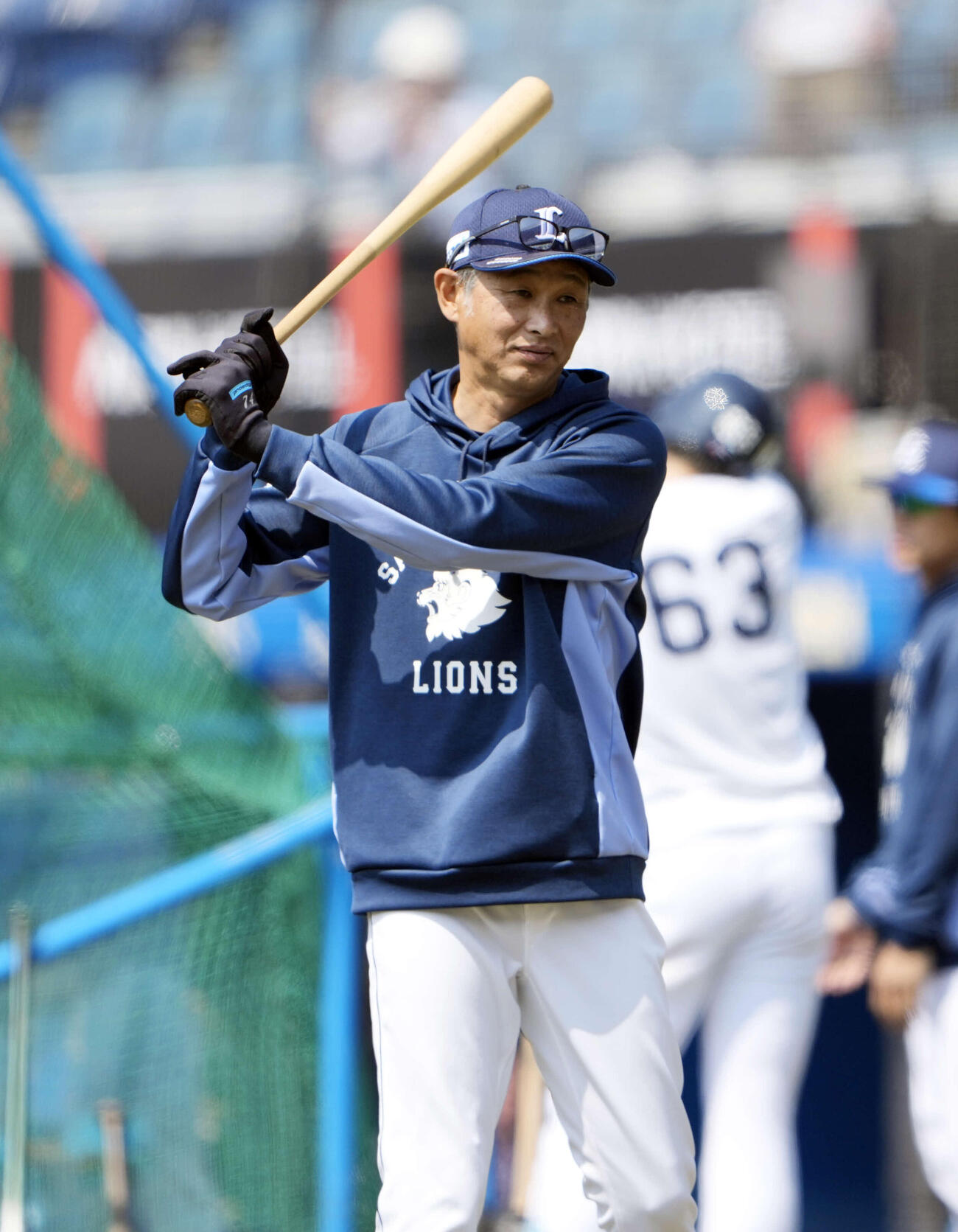 練習を見守る西武西口監督（撮影・小島史椰）