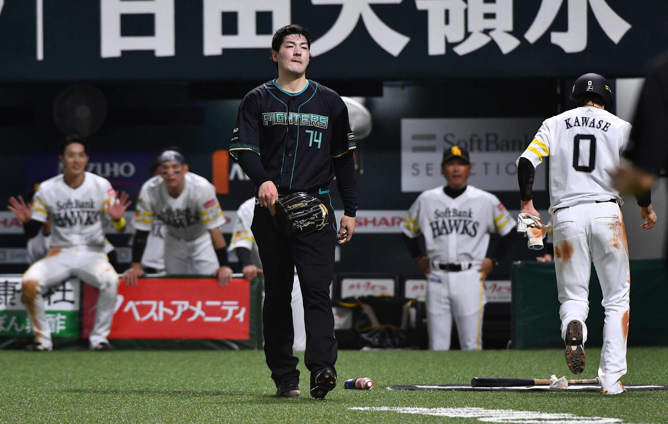 ソフトバンク対日本ハム　2回裏ソフトバンク2死三塁、暴投で三塁走者・川瀬（右）の生還を許し、悔しそうな表情を見せる有原（撮影・岩下翔太）