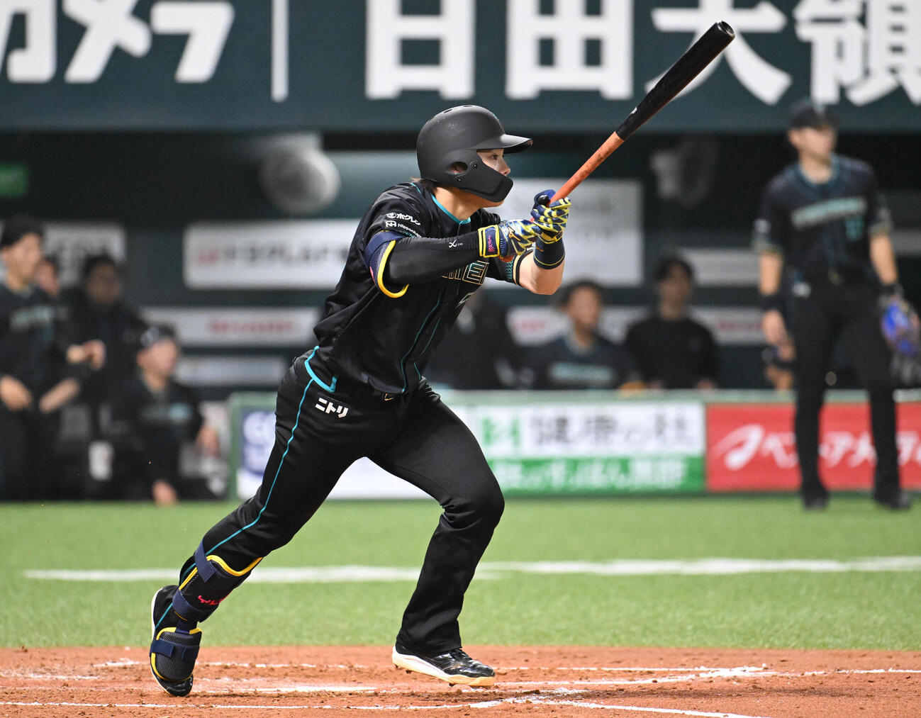 ソフトバンク対日本ハム　2回表日本ハム2死一塁、田宮は安打を放つ（撮影・林敢治）