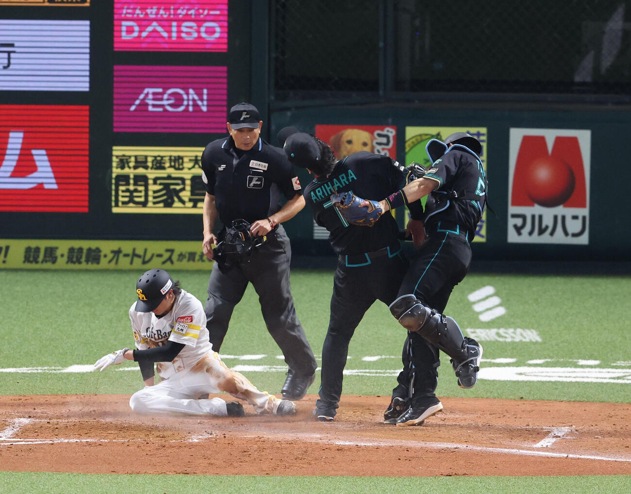 ソフトバンク対日本ハム　2回裏ソフトバンク2死三塁、打者近藤のとき有原が暴投、その間に三塁走者の川瀬が本塁をつく、その際に有原と田宮捕手が接触（撮影・梅根麻紀）