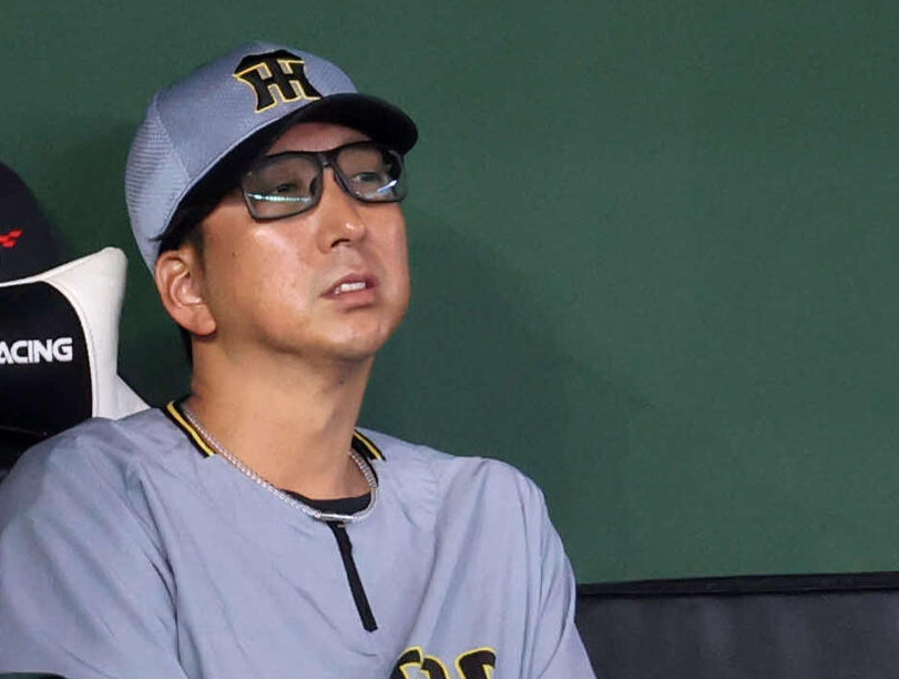 巨人対阪神　ベンチからグラウンドを見つめる阪神藤川監督（撮影・浅見桂子）