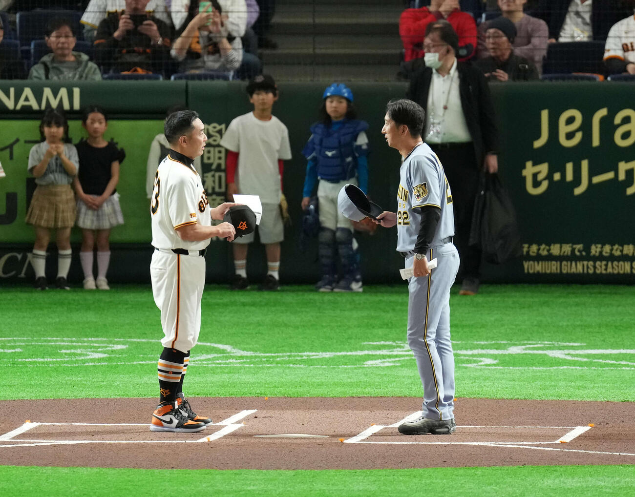 巨人対阪神　メンバー表交換を行う巨人阿部監督（左）と阪神藤川監督（撮影・増田悦実）