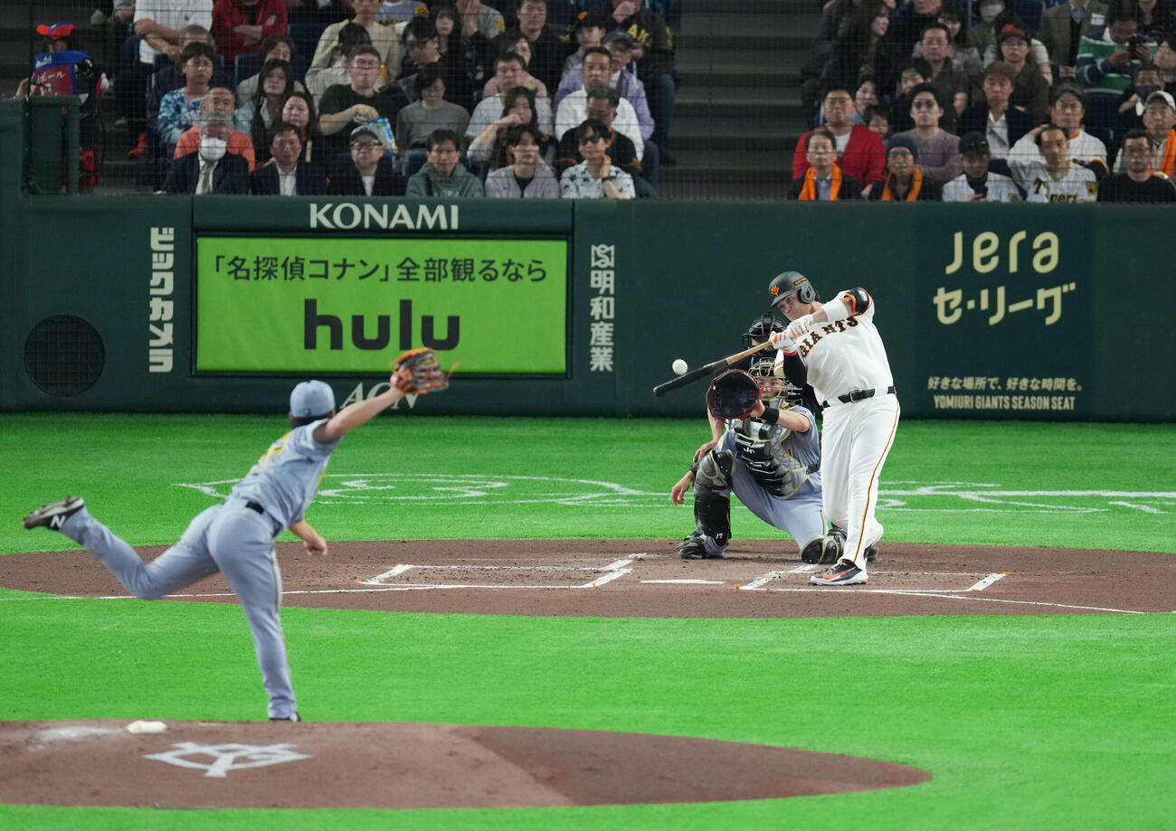 巨人対阪神　1回裏巨人2死二塁、適時二塁打を放つダルベック。投手は伊藤（撮影・増田悦実）