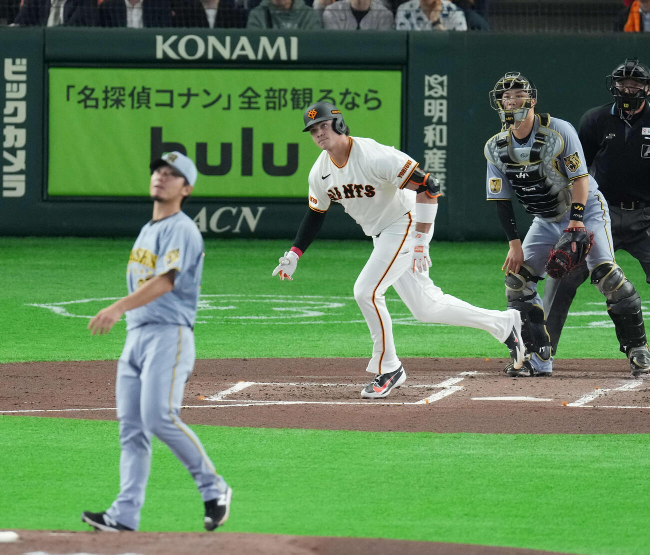 巨人対阪神　1回裏巨人2死二塁、適時二塁打を放つダルベック。投手は伊藤（撮影・増田悦実）