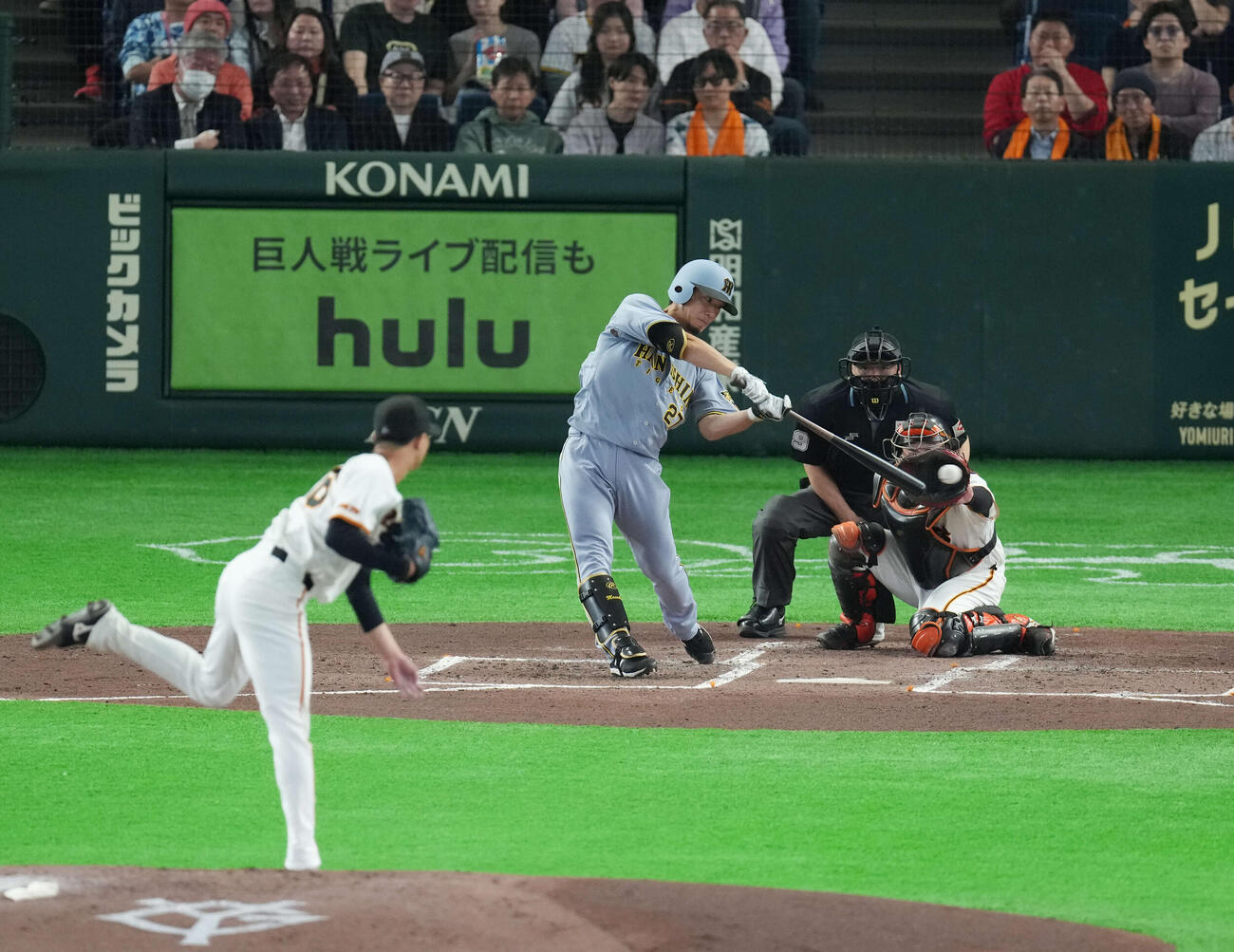 巨人対阪神　2回表阪神1死一、二塁、適時二塁打を放つ伊藤。投手は山城（撮影・増田悦実）