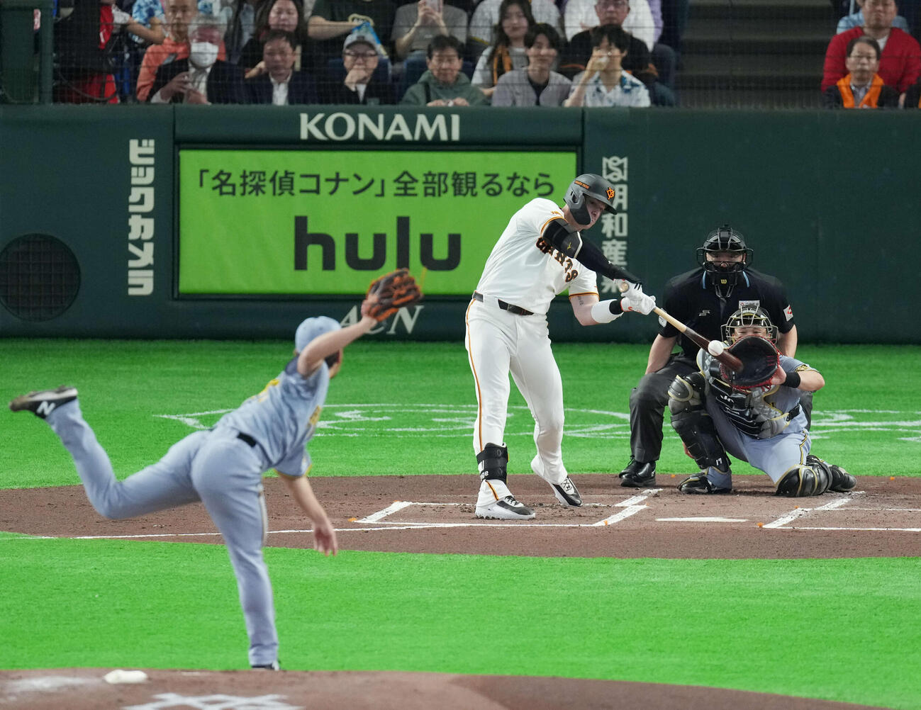 巨人対阪神　1回裏巨人無死、左安打を放つキャベッジ。投手は伊藤（撮影・増田悦実）