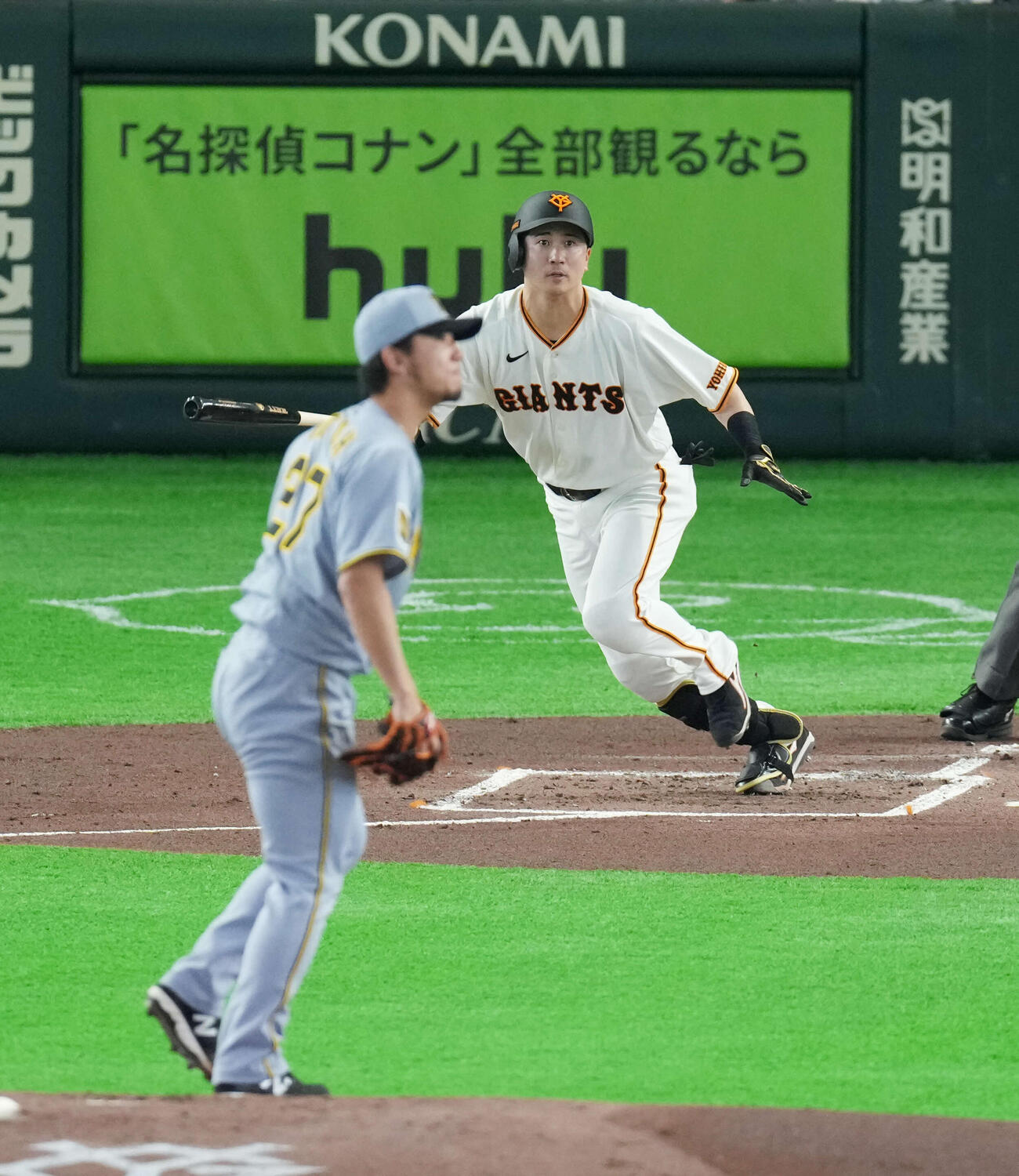 巨人対阪神　1回裏巨人2死、二塁打を放つ泉口。投手は伊藤（撮影・増田悦実）