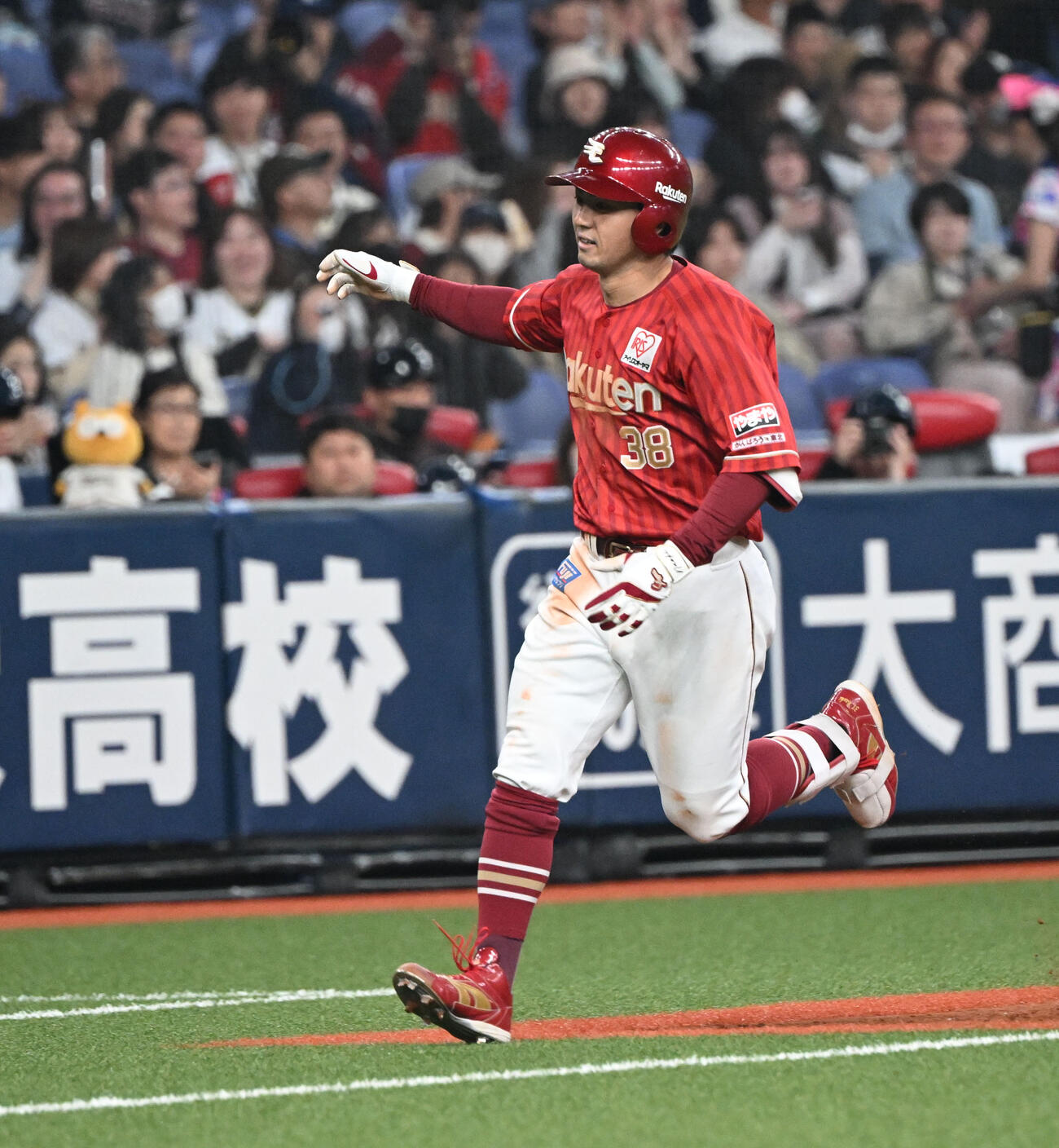 オリックス対楽天　5回表楽天1死、中越え本塁打を放ち三塁を回る佐藤（撮影・和賀正仁）
