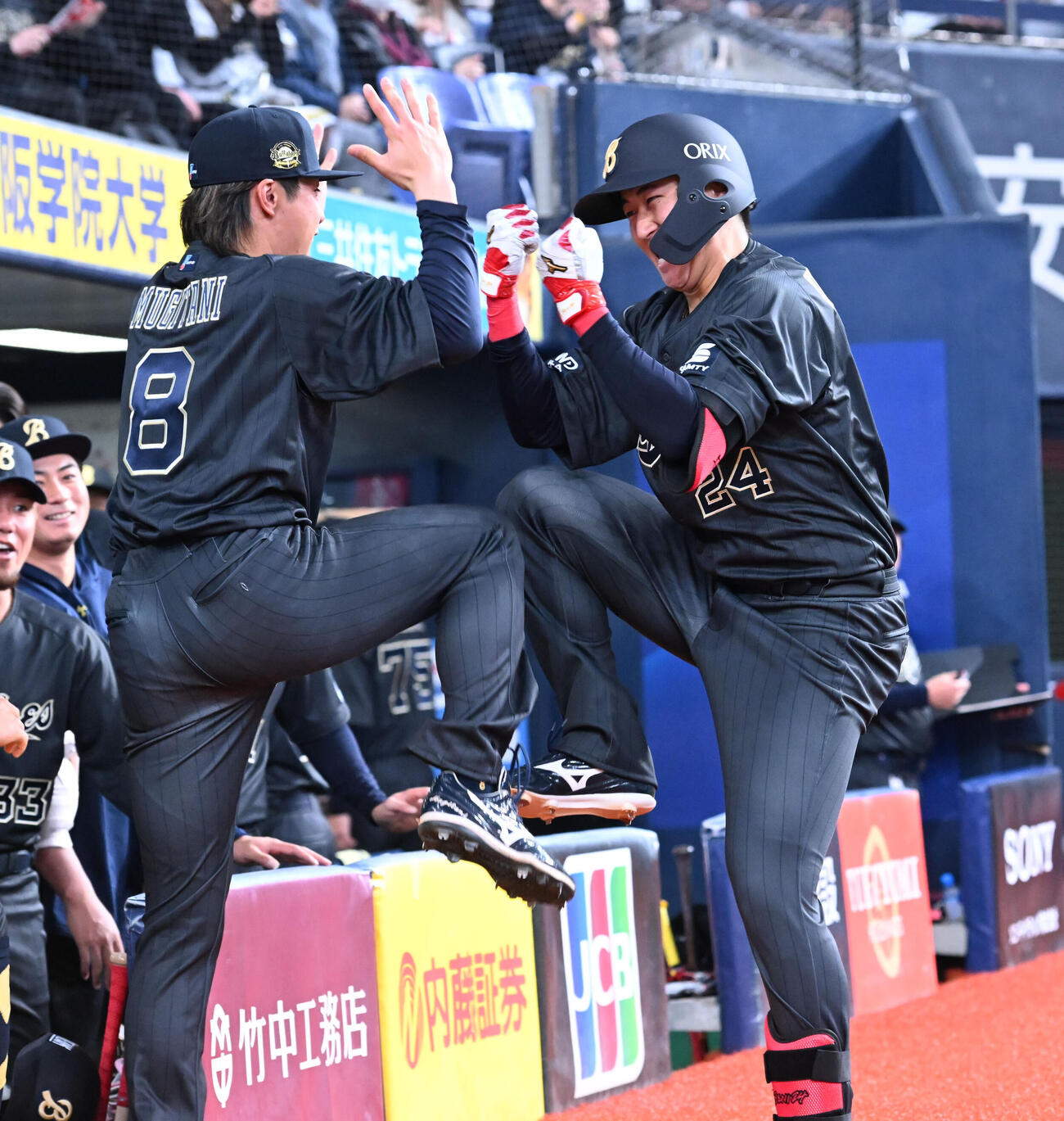 オリックス対楽天　4回裏オリックス1死、左越え本塁打を放った紅林（右）は麦谷とパフォーマンス（撮影・和賀正仁）