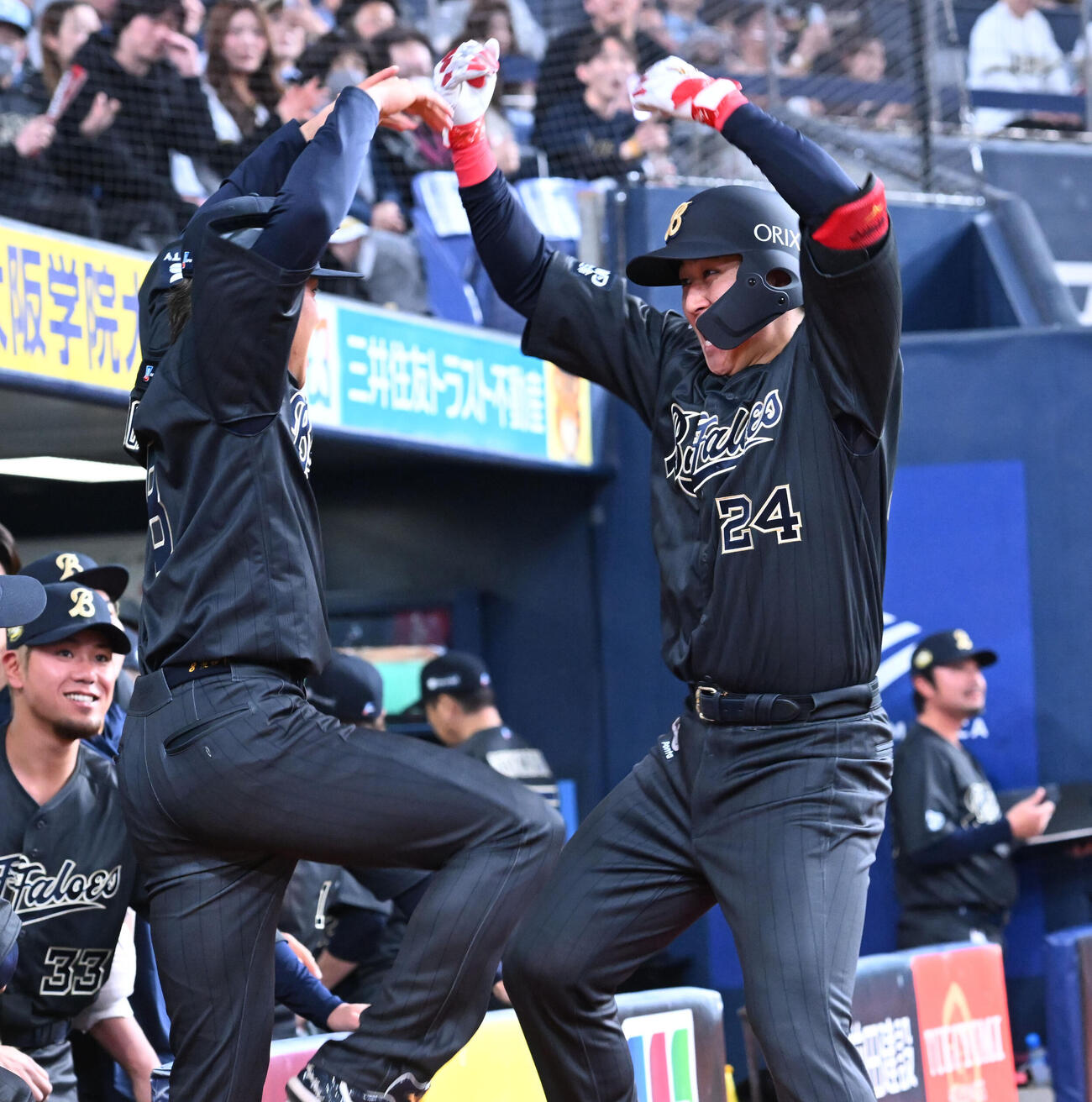 オリックス対楽天　4回裏オリックス1死、左越え本塁打を放った紅林（右）は麦谷とパフォーマンス（撮影・和賀正仁）