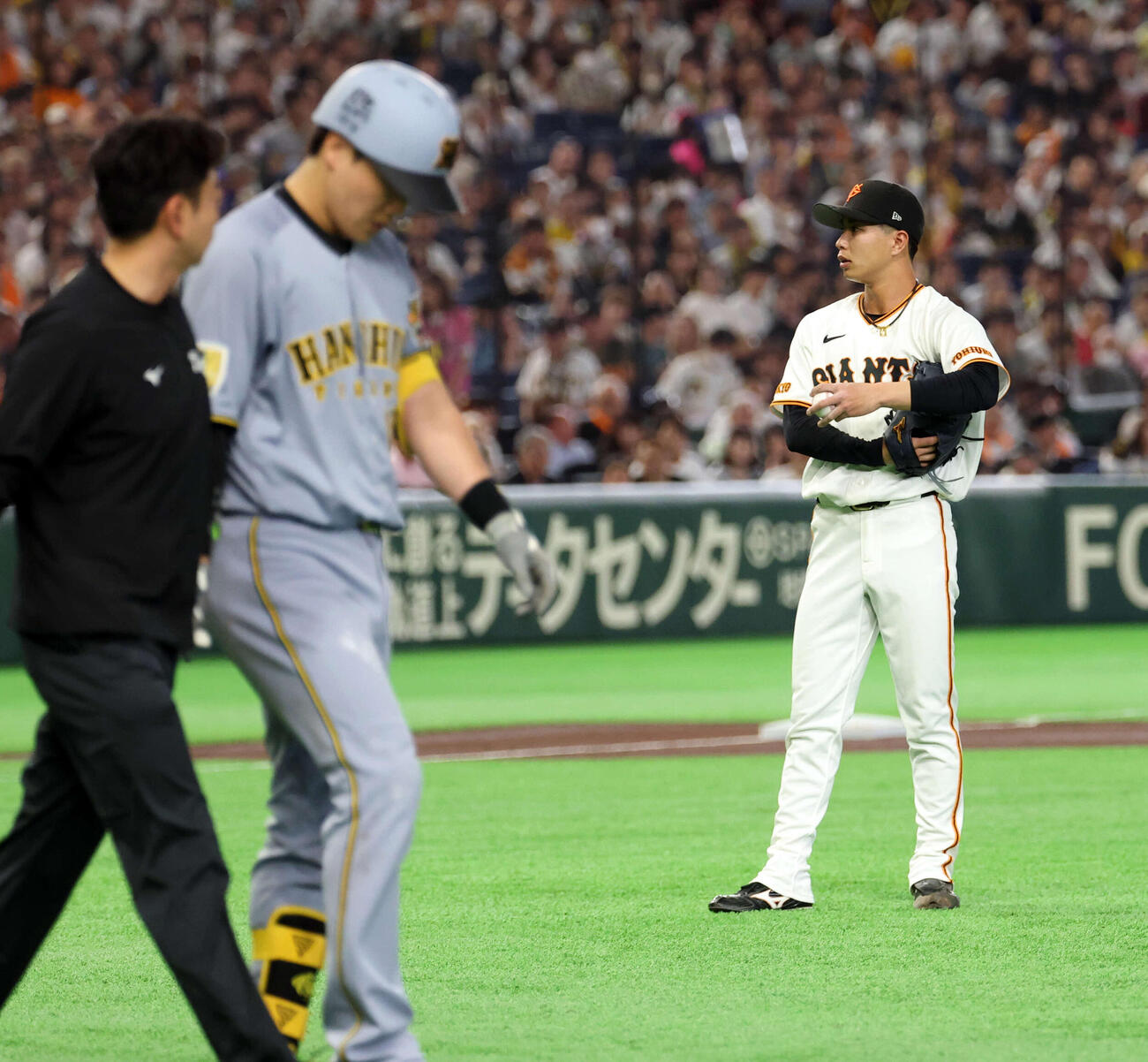 巨人対阪神　2回表阪神1死一塁、伏見（手前）に死球を与えぼう然とする山城（撮影・浅見桂子）