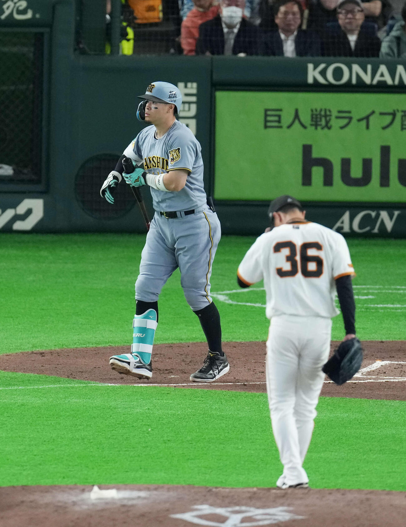 巨人対阪神　3回表阪神無死一、二塁、四球を選ぶ佐藤。投手は山城（撮影・増田悦実）