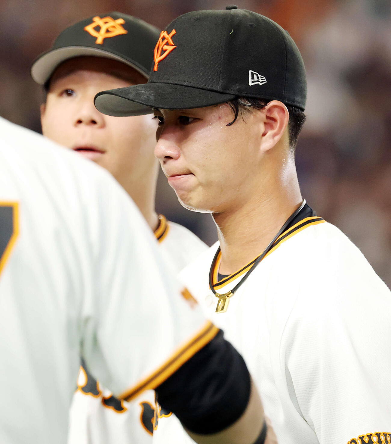 巨人対阪神　3回表阪神無死満塁で降板となった山城は涙をこらえるようにしてベンチに下がる（撮影・浅見桂子）