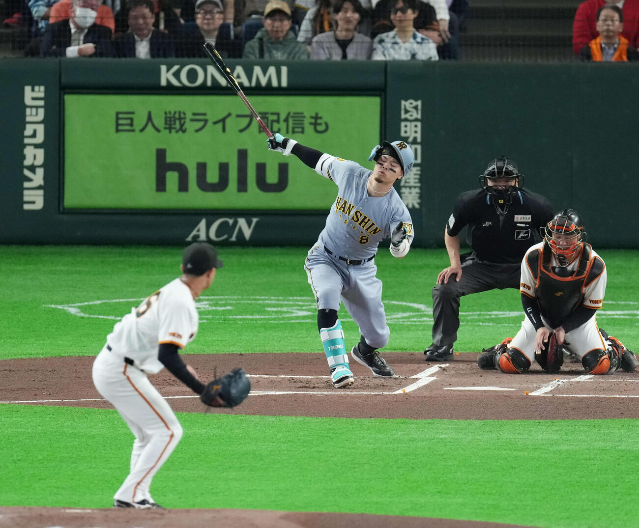 巨人対阪神　1回表阪神2死一塁、三振に倒れる佐藤。投手は山城（撮影・増田悦実）