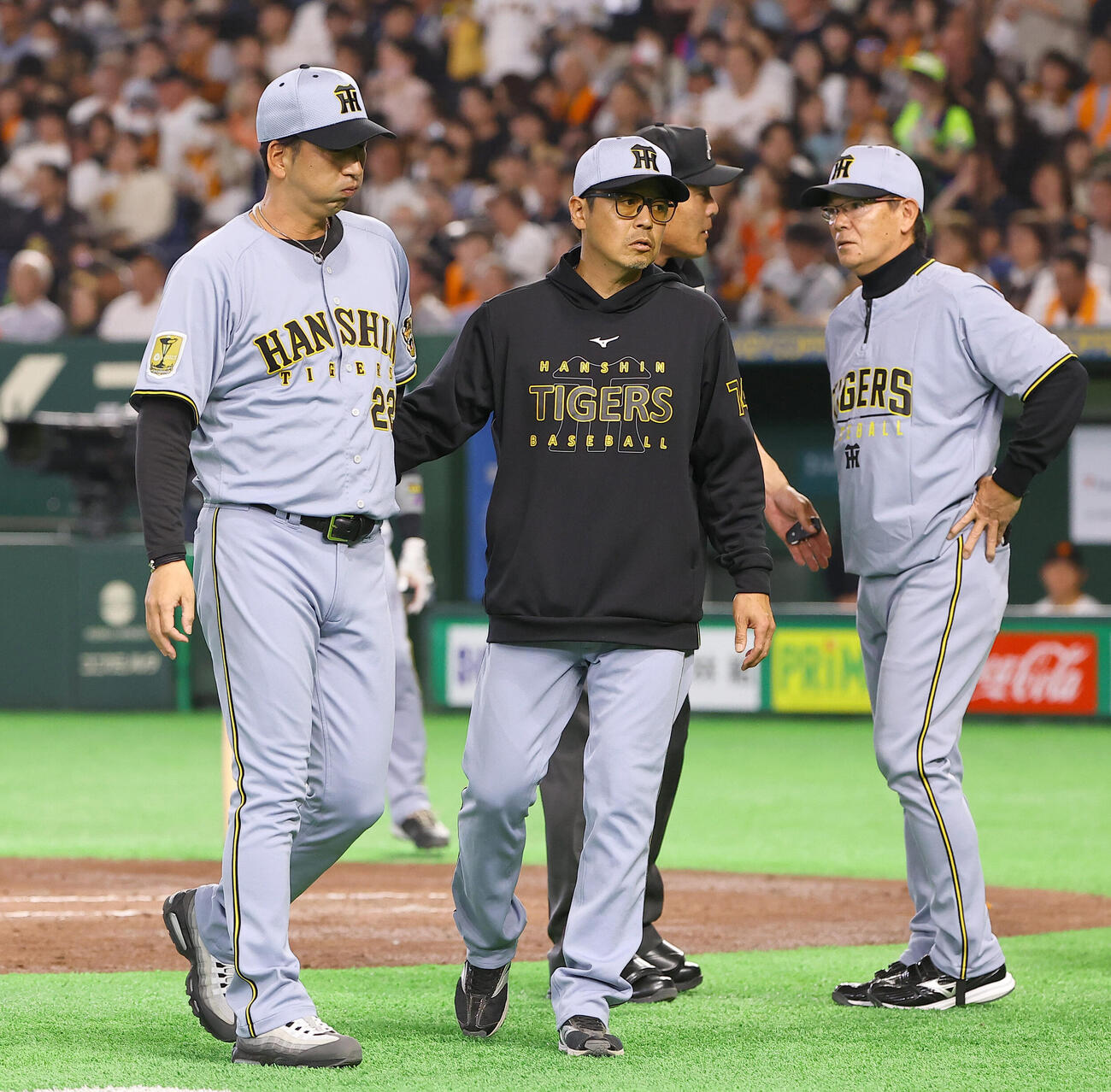 巨人対阪神　2回、1イニング2死球に抗議した藤川監督（左）とコーチ陣（撮影・上田博志）