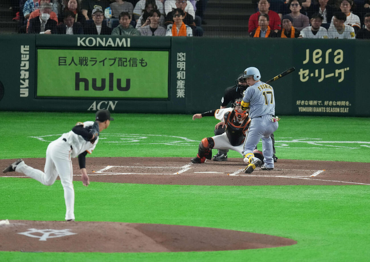 巨人対阪神　2回表阪神1死一塁、死球を受ける伏見。投手は山城（撮影・増田悦実）