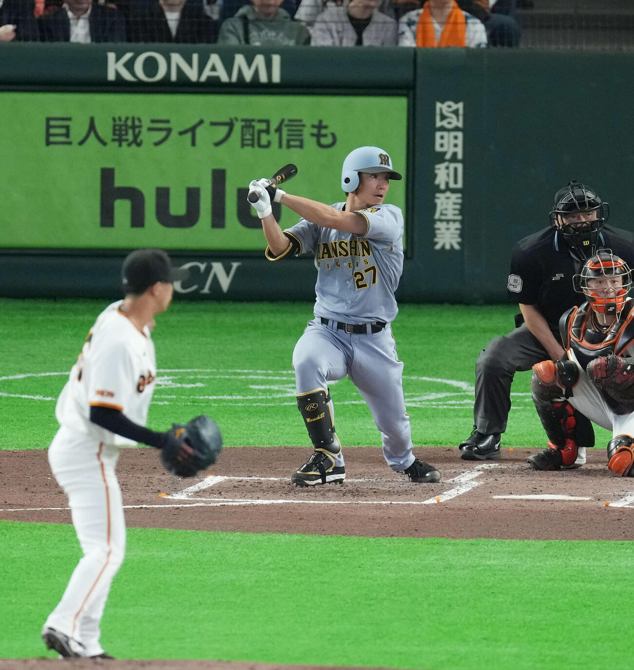 巨人対阪神　2回表阪神1死一、二塁、適時二塁打を放つ伊藤。投手は山城（撮影・増田悦実）