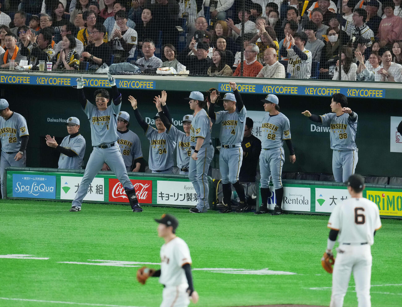 巨人対阪神　2回表阪神1死一、二塁、伊藤の適時二塁打に喜ぶ阪神ナイン（撮影・増田悦実）