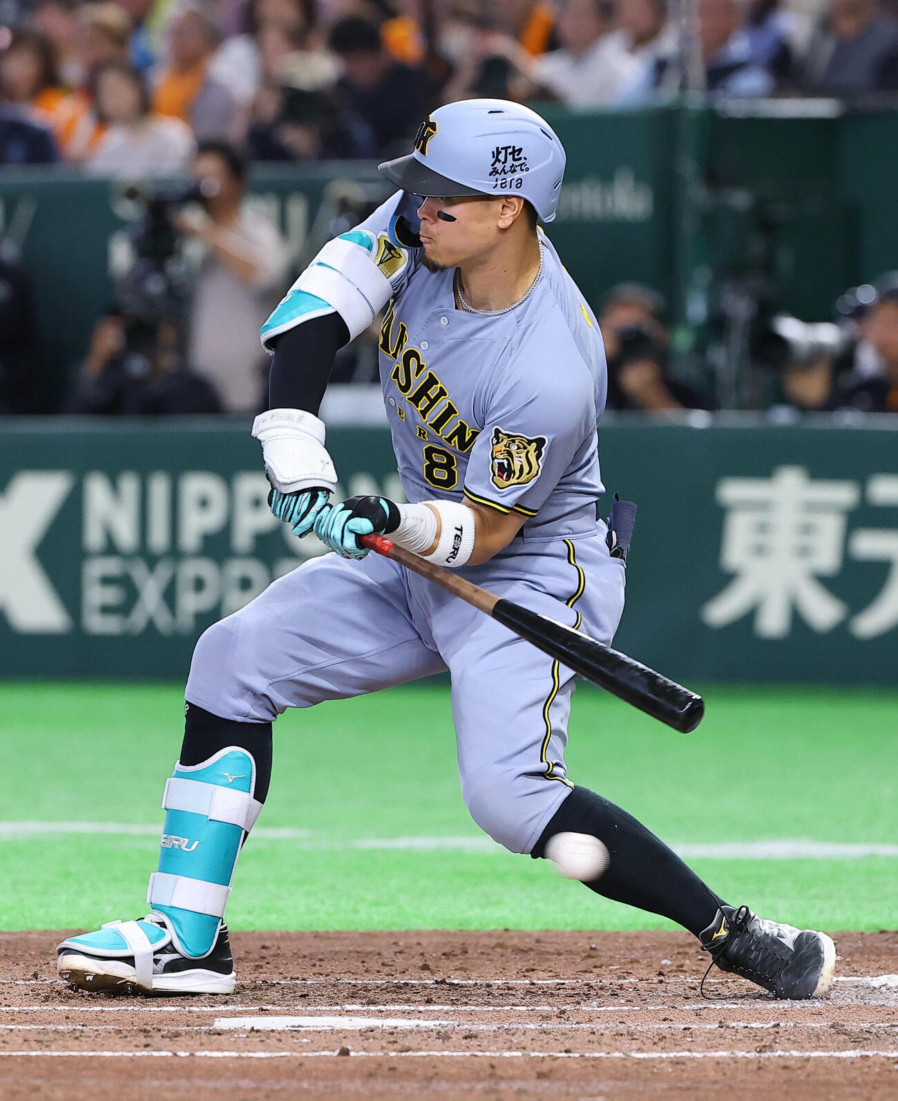 巨人対阪神　3回表阪神無死一、二塁、佐藤は四球を選ぶ（撮影・上田博志）