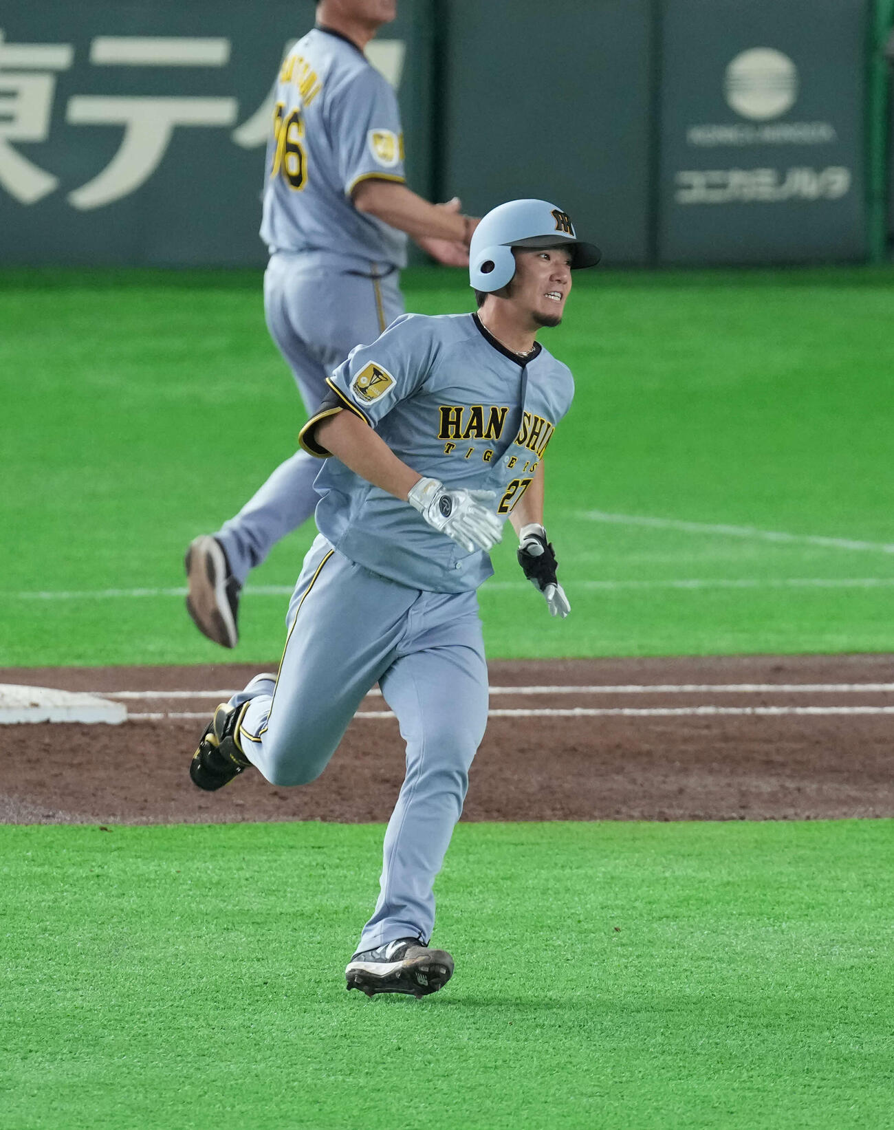 巨人対阪神　2回表阪神1死一、二塁、適時二塁打を放つ伊藤。投手は山城（撮影・増田悦実）