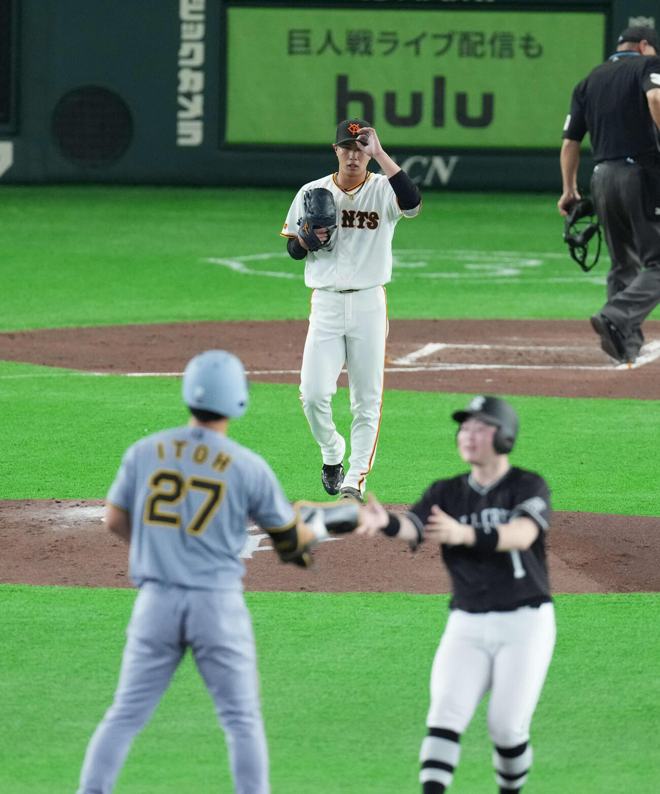 巨人対阪神　2回表阪神1死一、二塁、伊藤に適時二塁打を浴びる山城（撮影・増田悦実）