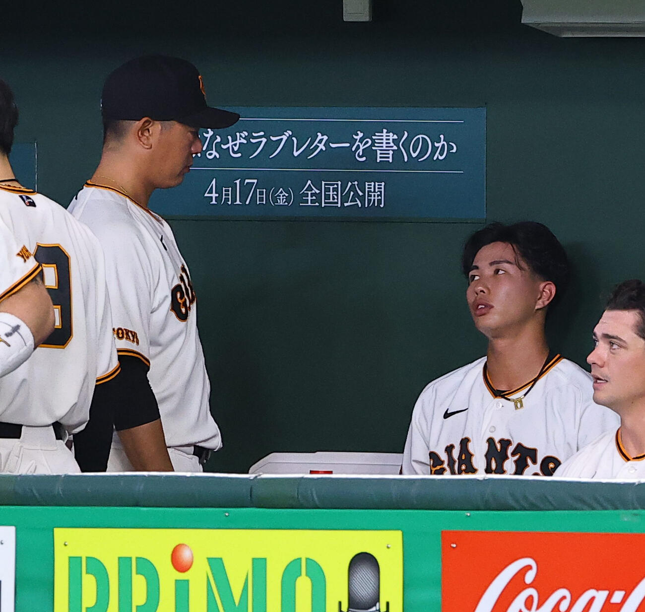 巨人対阪神　2回、1イニング2死球を与えた山城（右）は内海コーチと話をする（撮影・上田博志）