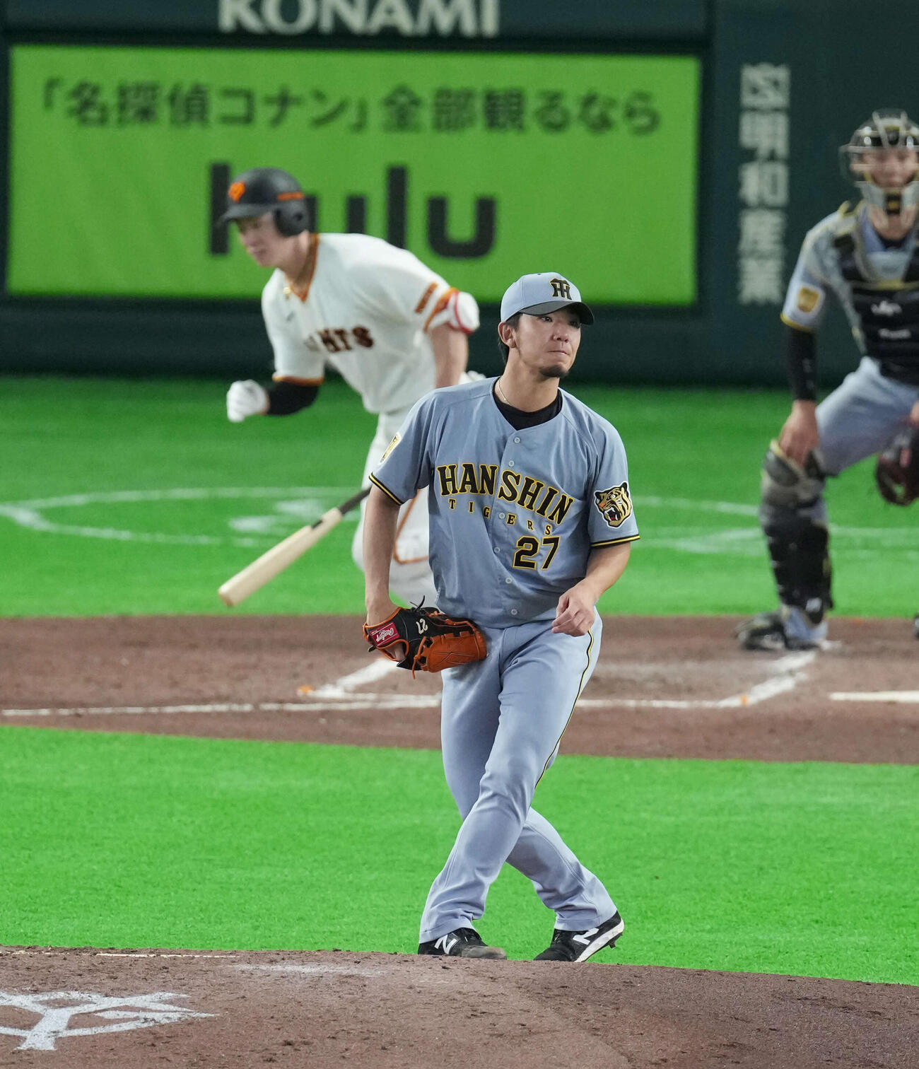 巨人対阪神　3回裏巨人1死一塁、松本に左安打を浴びる伊藤（撮影・増田悦実）