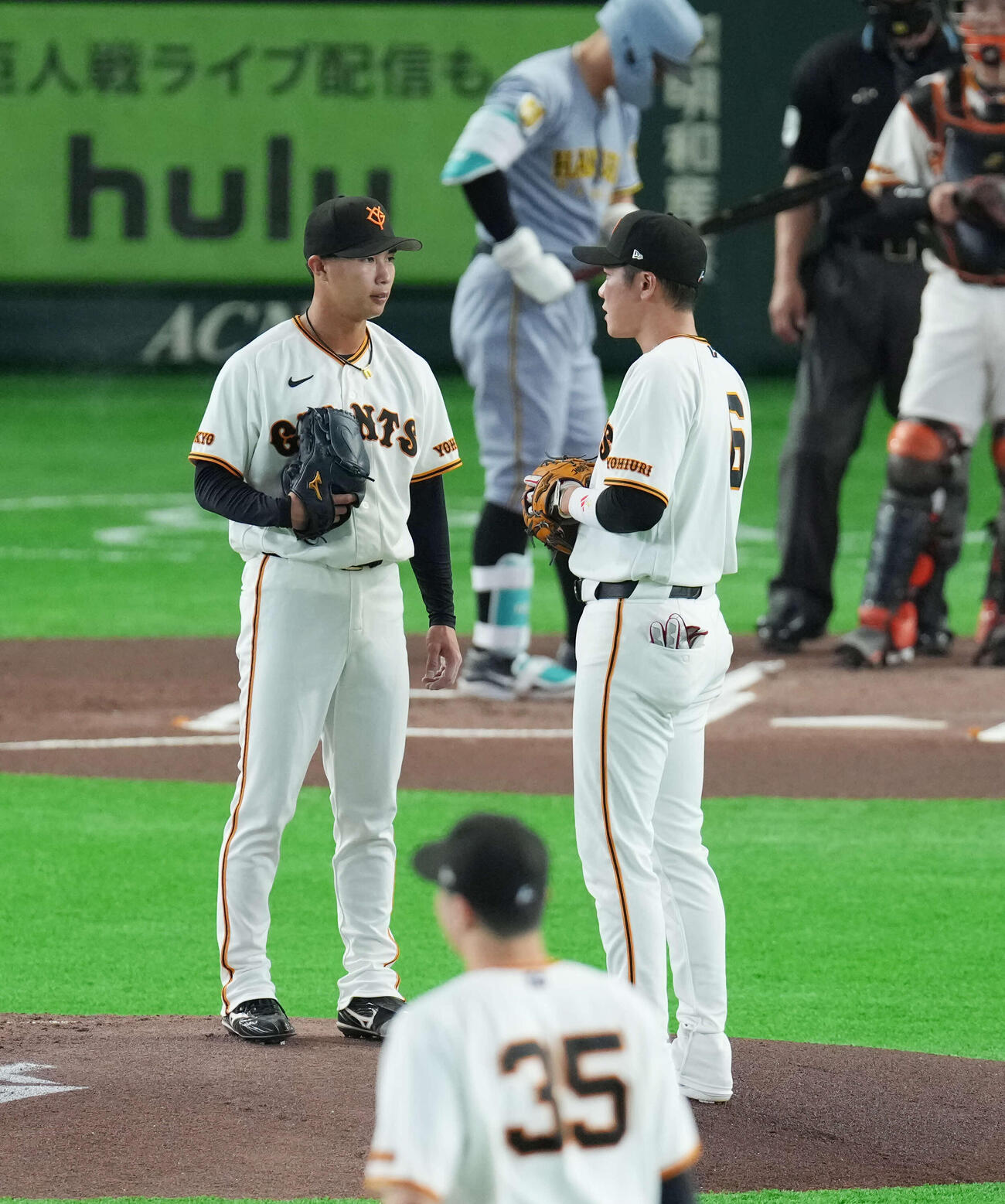 巨人対阪神　1回表阪神2死二塁、山城（左）に声をかける坂本（撮影・増田悦実）