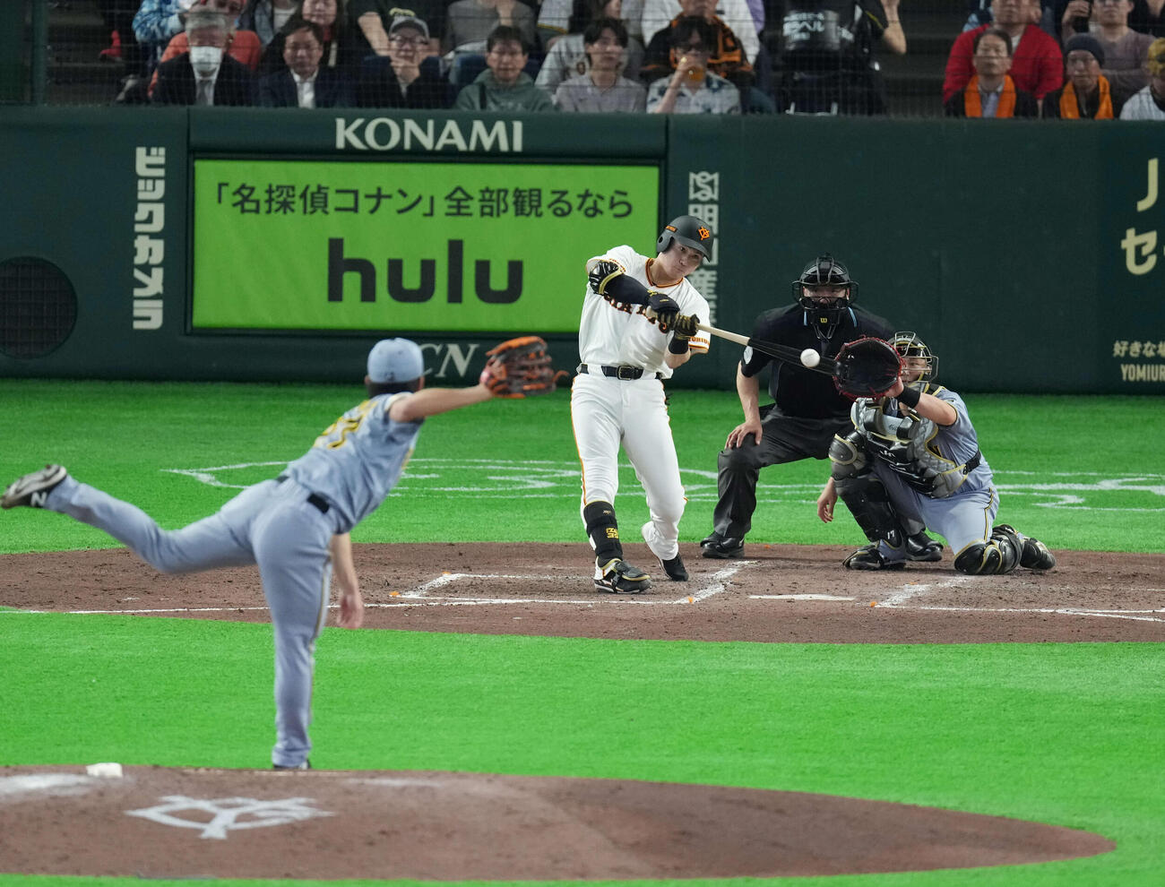 巨人対阪神　3回裏巨人1死一、二塁、安打を放つ泉口。投手は伊藤（撮影・増田悦実）