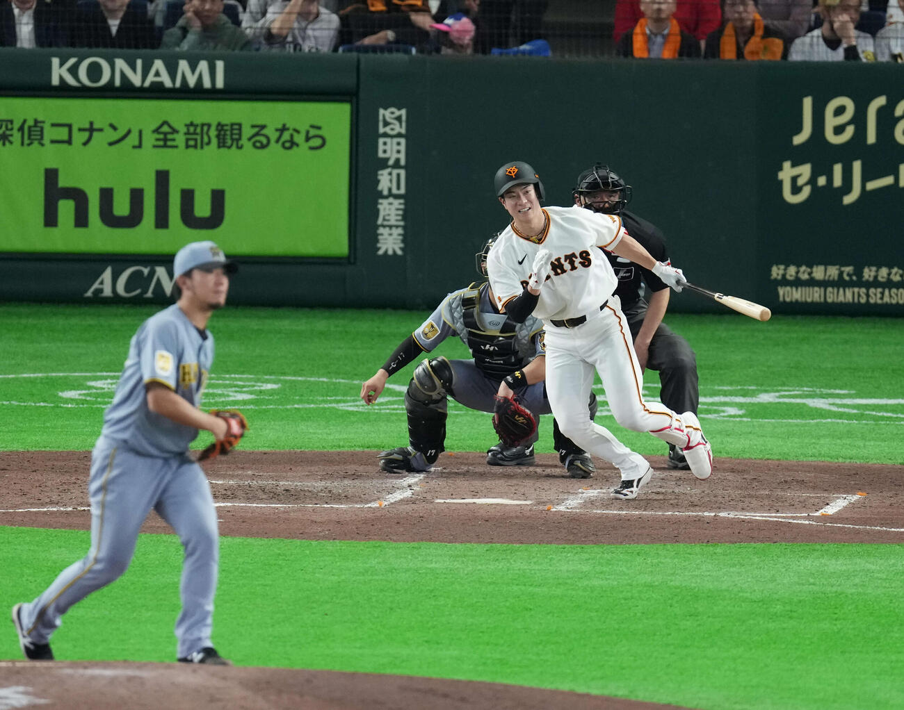 巨人対阪神　3回裏巨人1死一塁、左安打を放つ松本。投手は伊藤（撮影・増田悦実）