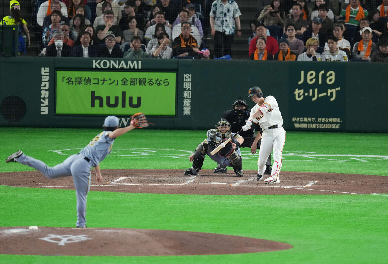 巨人対阪神　3回裏巨人1死一塁、左安打を放つ松本。投手は伊藤（撮影・増田悦実）
