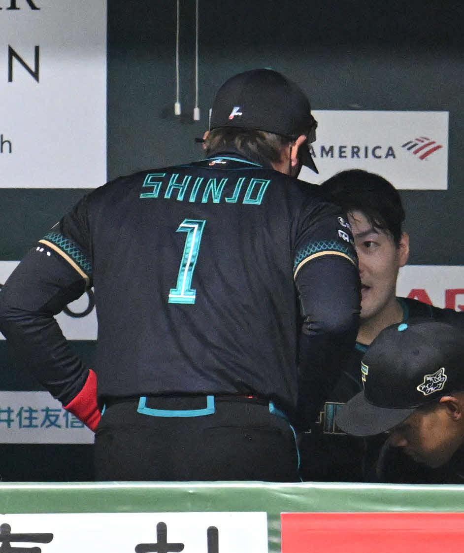 ソフトバンク対日本ハム　6回裏終了後、有原（右）と話す新庄監督（撮影・林敢治）
