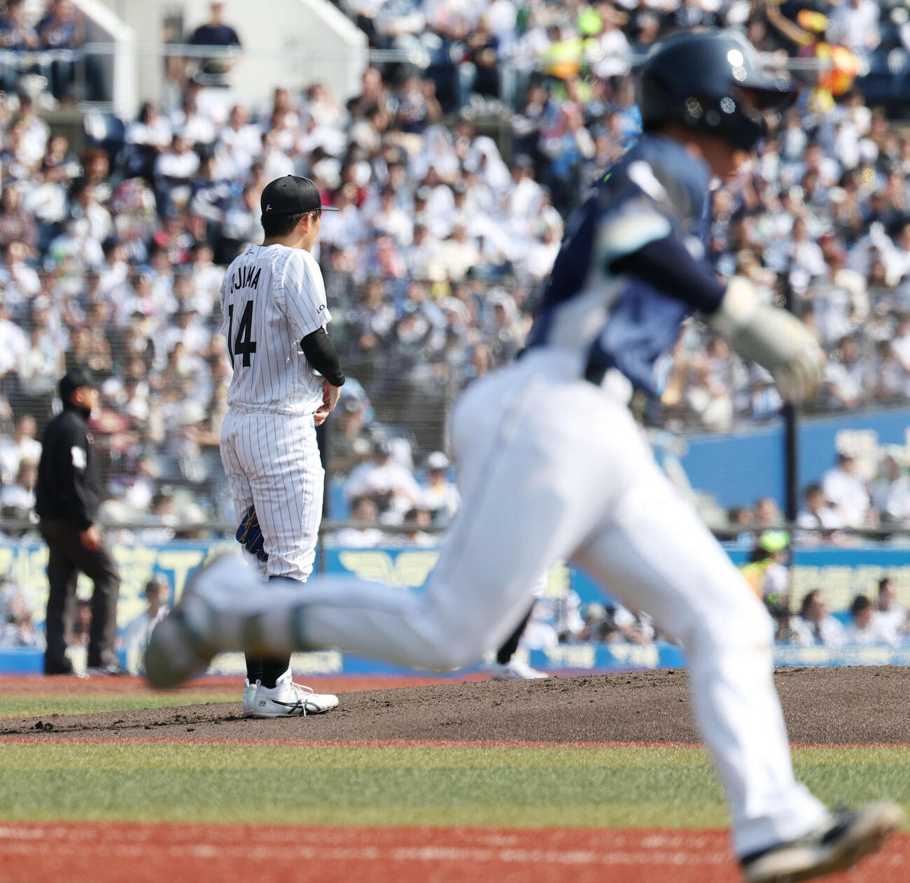 ロッテ対西武　2回表西武無死、小島に左前打を許す小島（撮影・宮地輝）