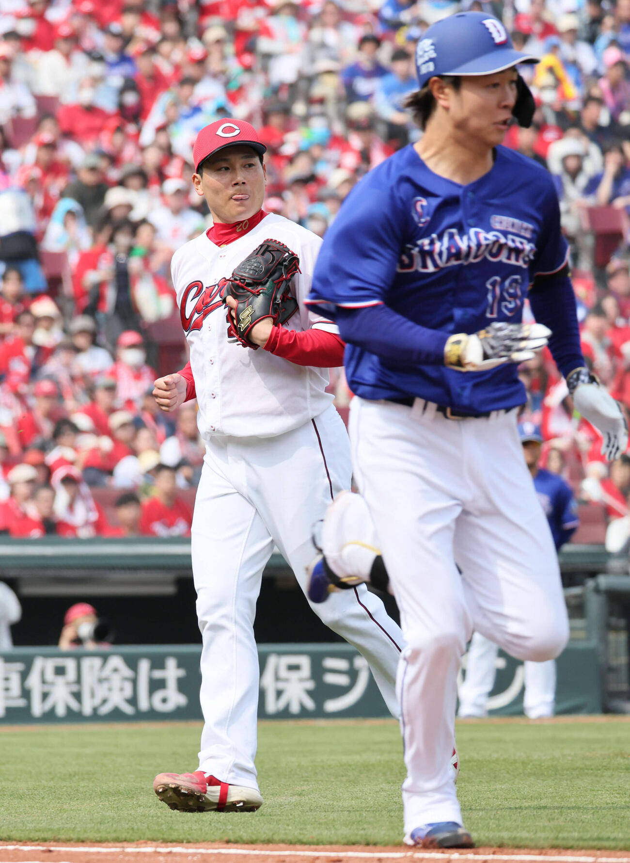 広島対中日　3回表中日2死、高橋宏を二ゴロに仕留めた栗林（撮影・加藤孝規）