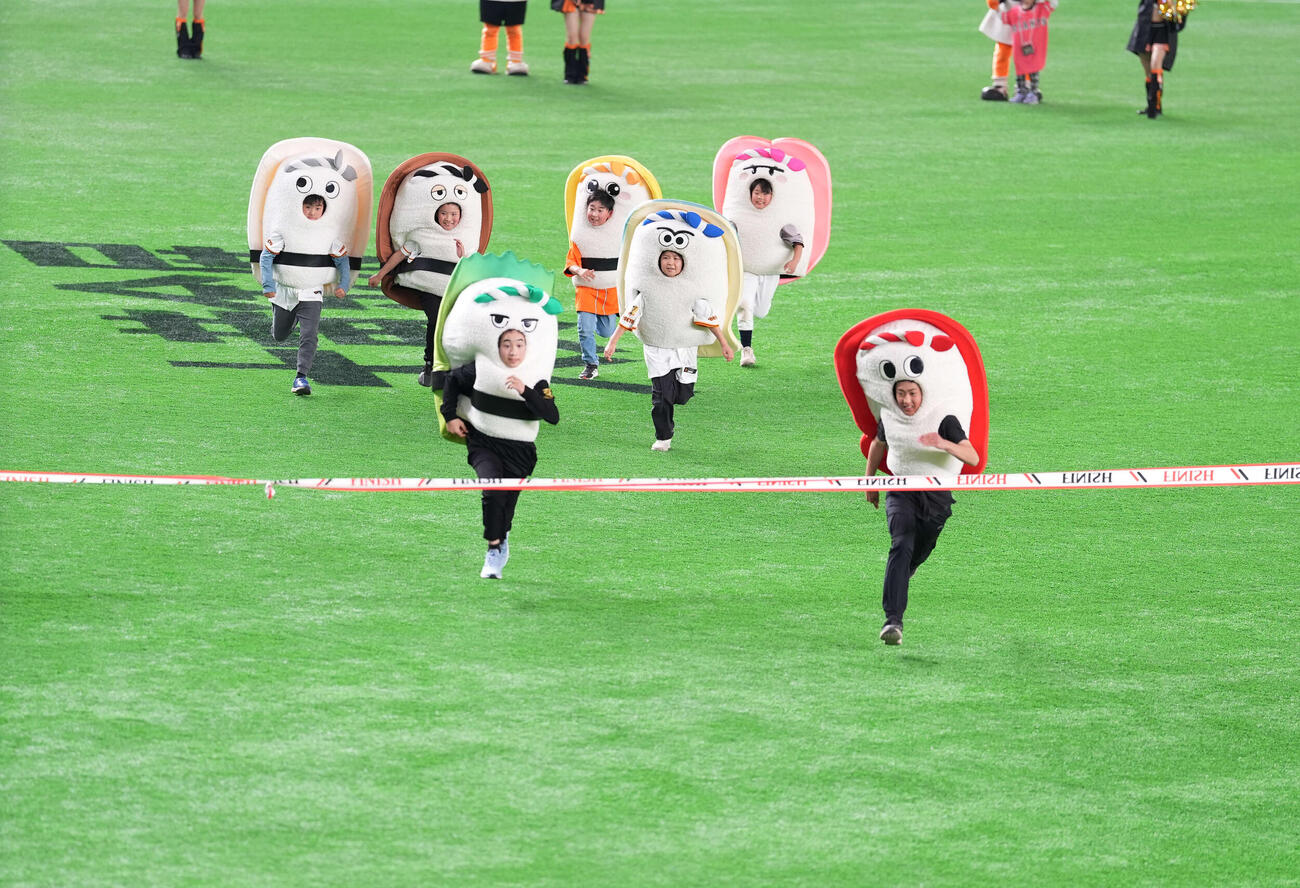 巨人対阪神　すしレースはまぐろが1着（撮影・増田悦実）