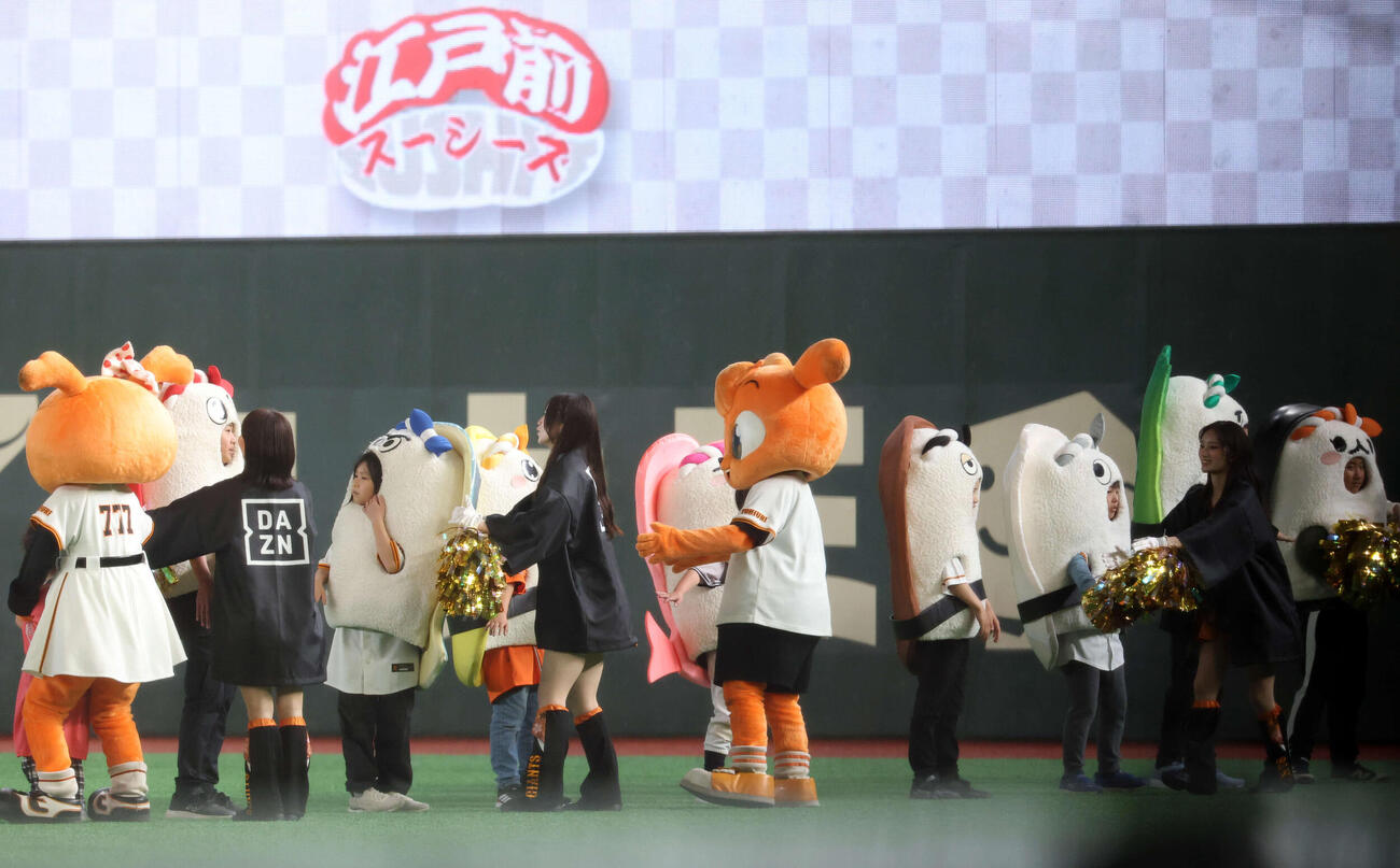 巨人対阪神　すしレースで整列する参加者たち（撮影・浅見桂子）