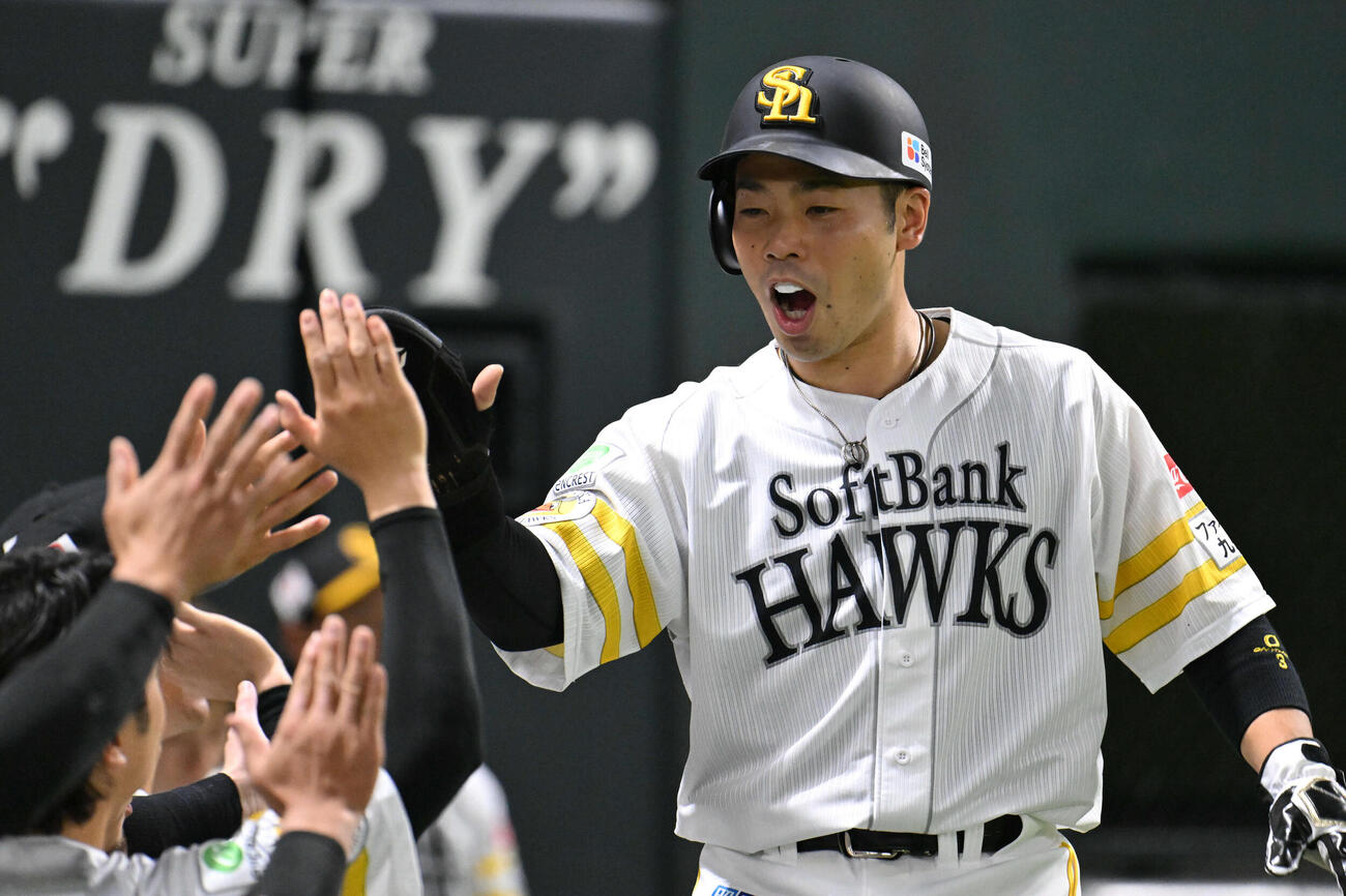 ソフトバンク対日本ハム　4回裏ソフトバンク1死二塁、生還した近藤はナインとタッチを交わす（撮影・林敢治）