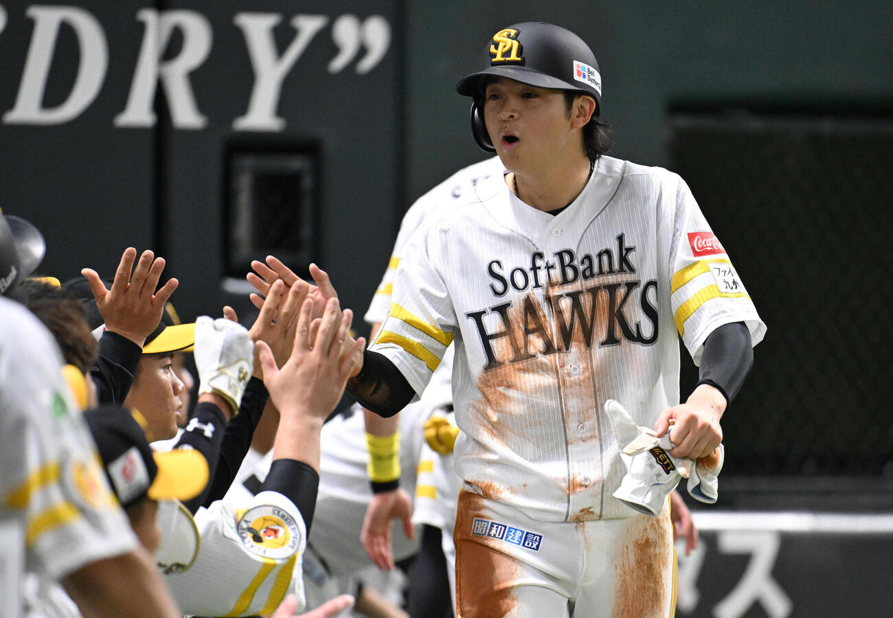 ソフトバンク対日本ハム　2回裏ソフトバンク2死三塁、有原の暴投で川瀬した川瀬（撮影・林敢治）