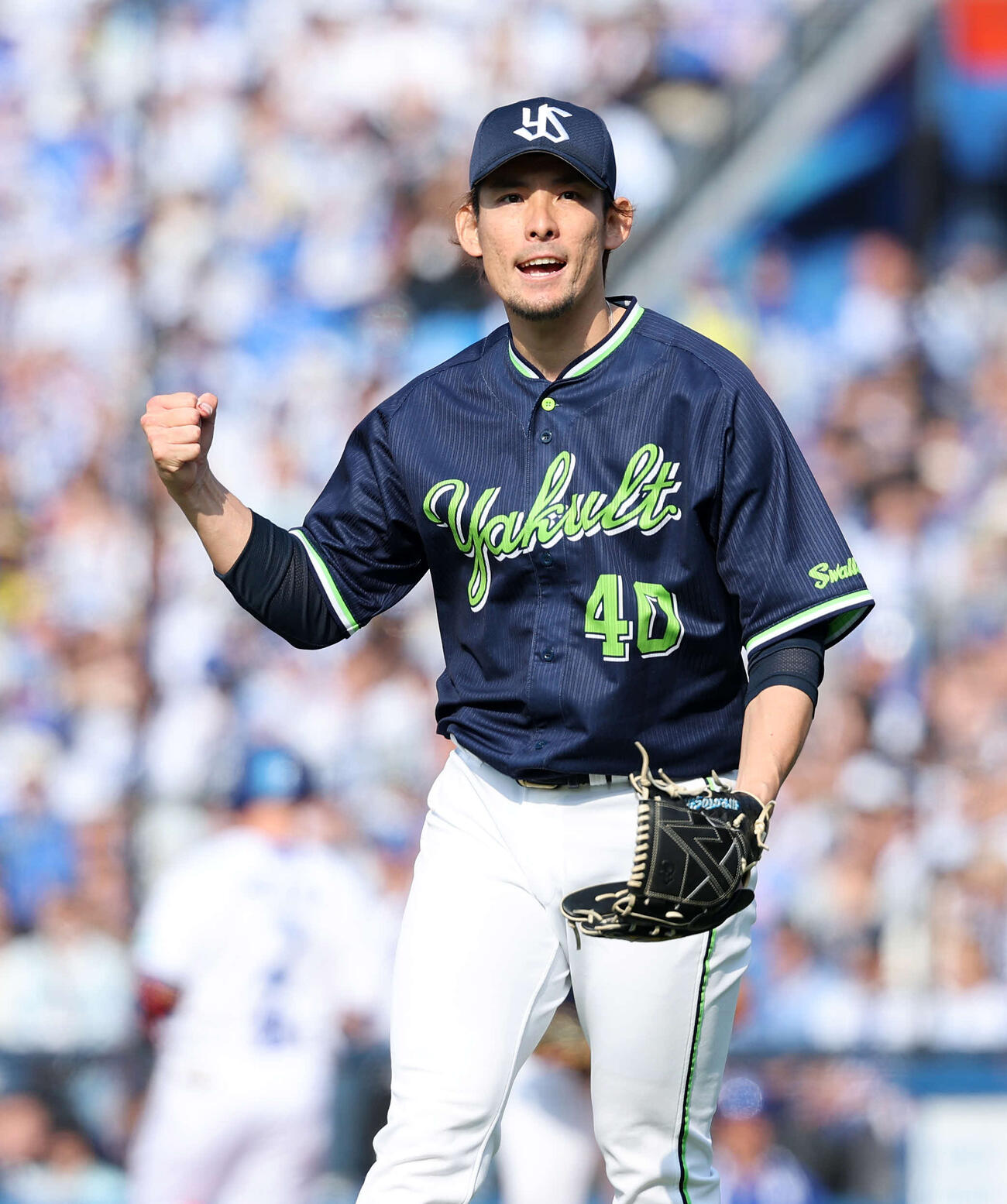 DeNA対ヤクルト　5回裏、DeNAの攻撃を抑えガッツポーズするヤクルト高梨（撮影・鈴木正人）　