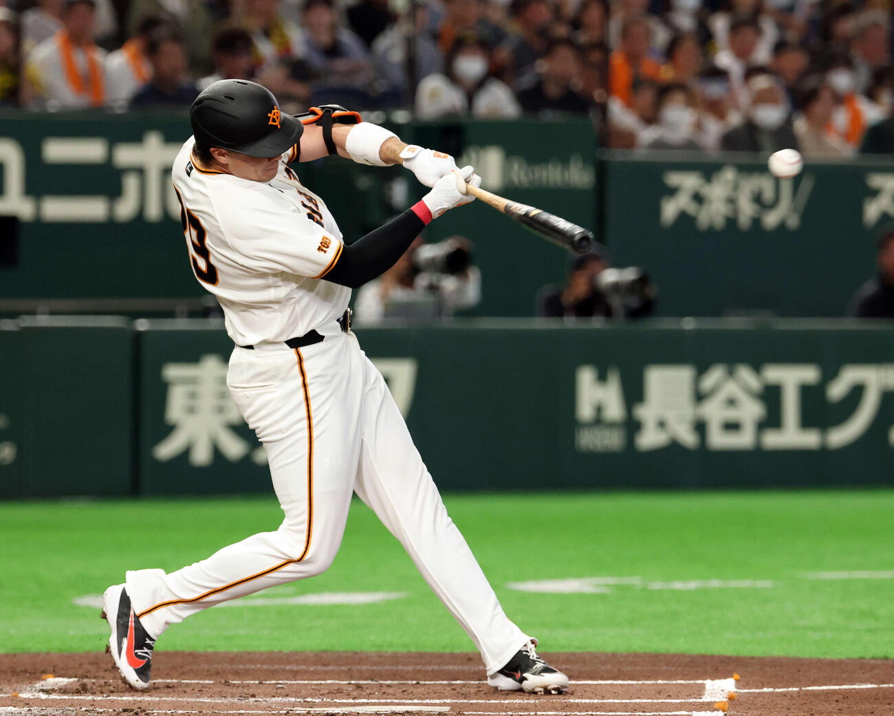 巨人対阪神　1回裏巨人2死二塁、ダルベックは先制適時二塁打を放つ（撮影・浅見桂子）