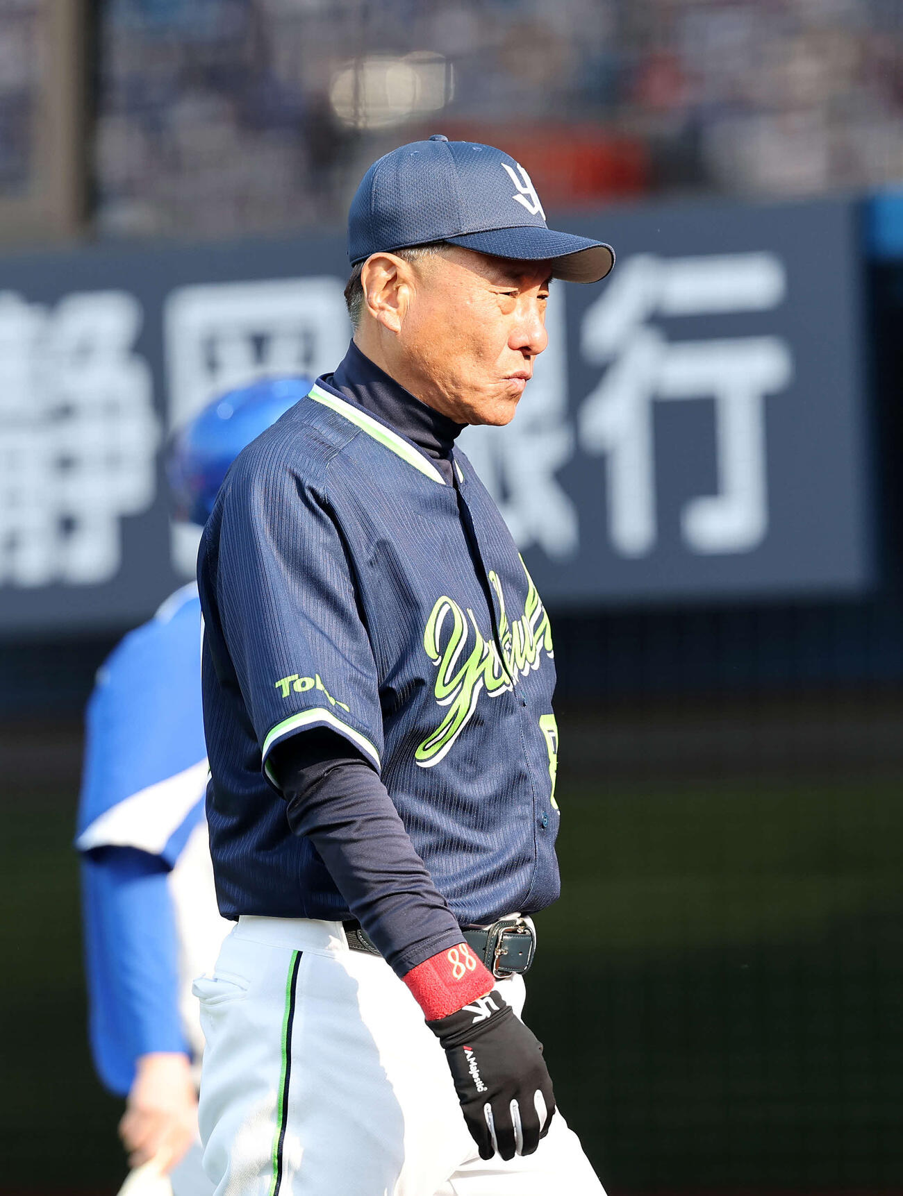 DeNA対ヤクルト　7回裏、投手交代を告げベンチに引き揚げるヤクルト池山監督（撮影・鈴木正人）　
