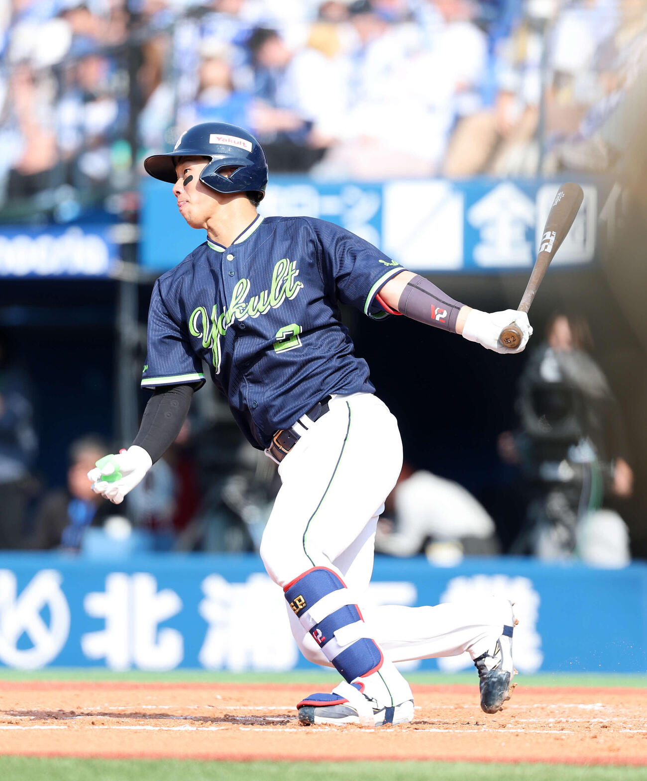 DeNA対ヤクルト　4回表ヤクルト2死、古賀は左前打を放つ（撮影・鈴木正人）　