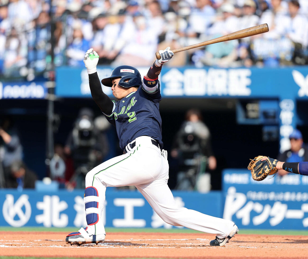 DeNA対ヤクルト　6回表ヤクルト2死一塁、古賀は左前打を放つ（撮影・鈴木正人）　