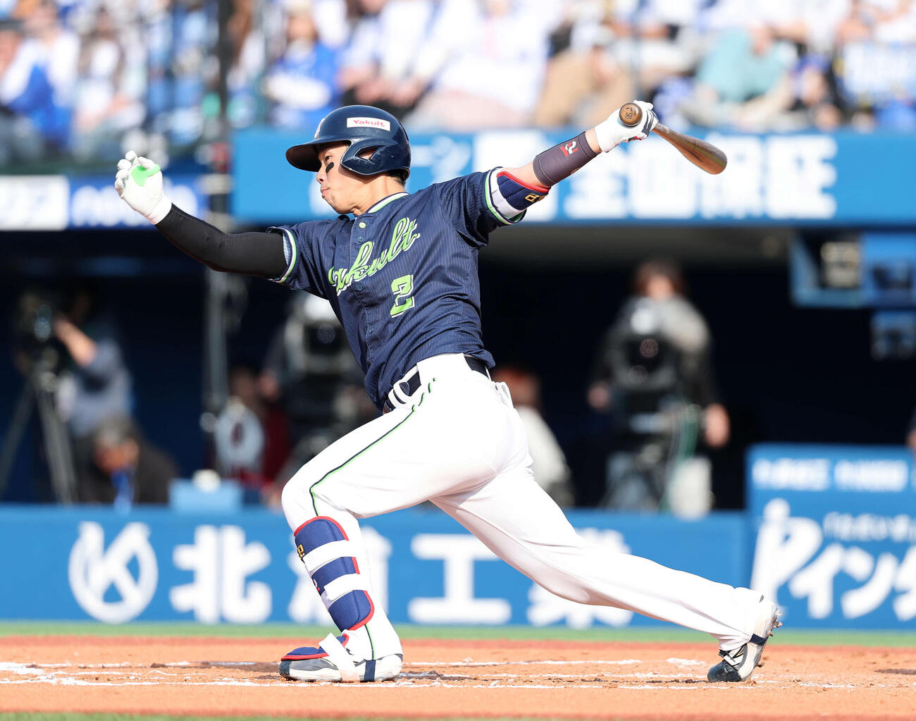DeNA対ヤクルト　6回表ヤクルト2死一塁、古賀は左前打を放つ（撮影・鈴木正人）　