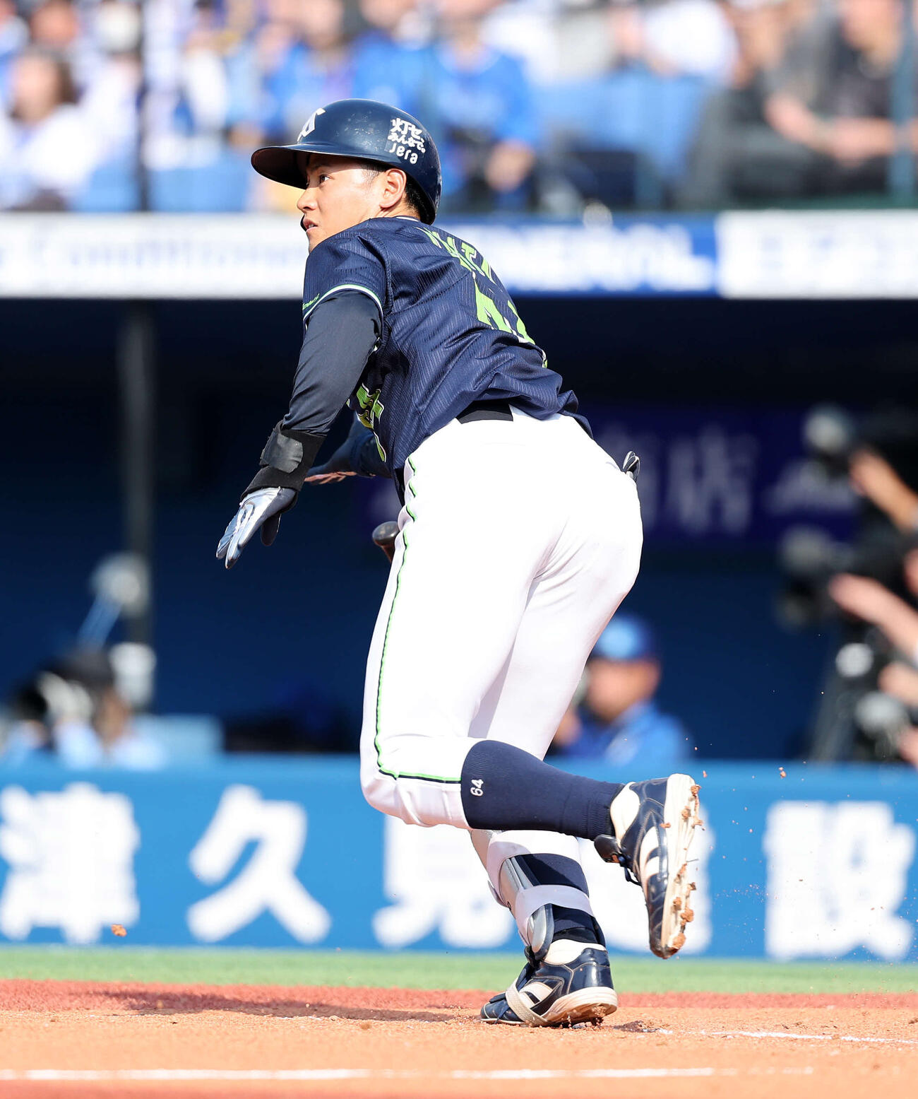 DeNA対ヤクルト　5回表ヤクルト無死、岩田は左前打を放つ（撮影・鈴木正人）　