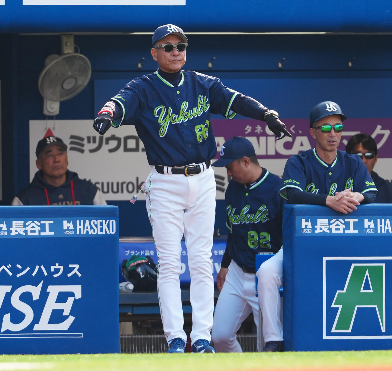 DeNA対ヤクルト　6回裏DeNA2死一、二塁、打者山本の時、一塁走者ヒュンメルの帰塁がセーフと判定された場面でリクエストする池山監督（中央）（撮影・鈴木みどり）
