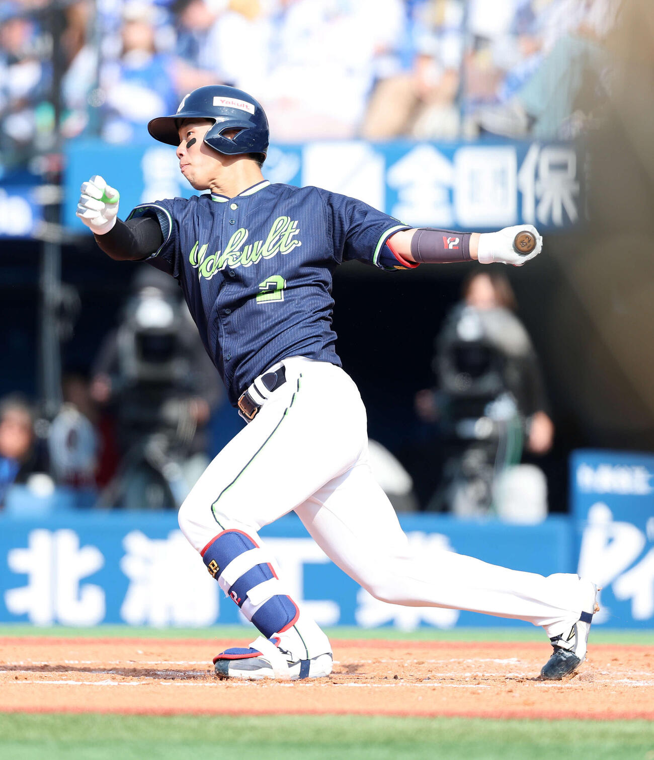 DeNA対ヤクルト　4回表ヤクルト2死、古賀は左前打を放つ（撮影・鈴木正人）　