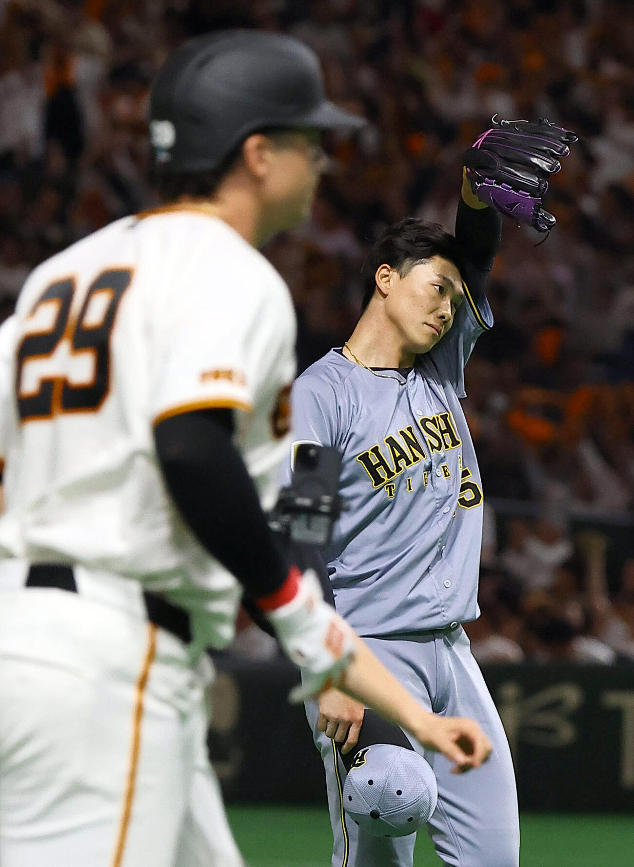 巨人対阪神　5回裏巨人1死一塁、湯浅（右）はダルベックに同点本塁打を浴びる（撮影・上田博志）