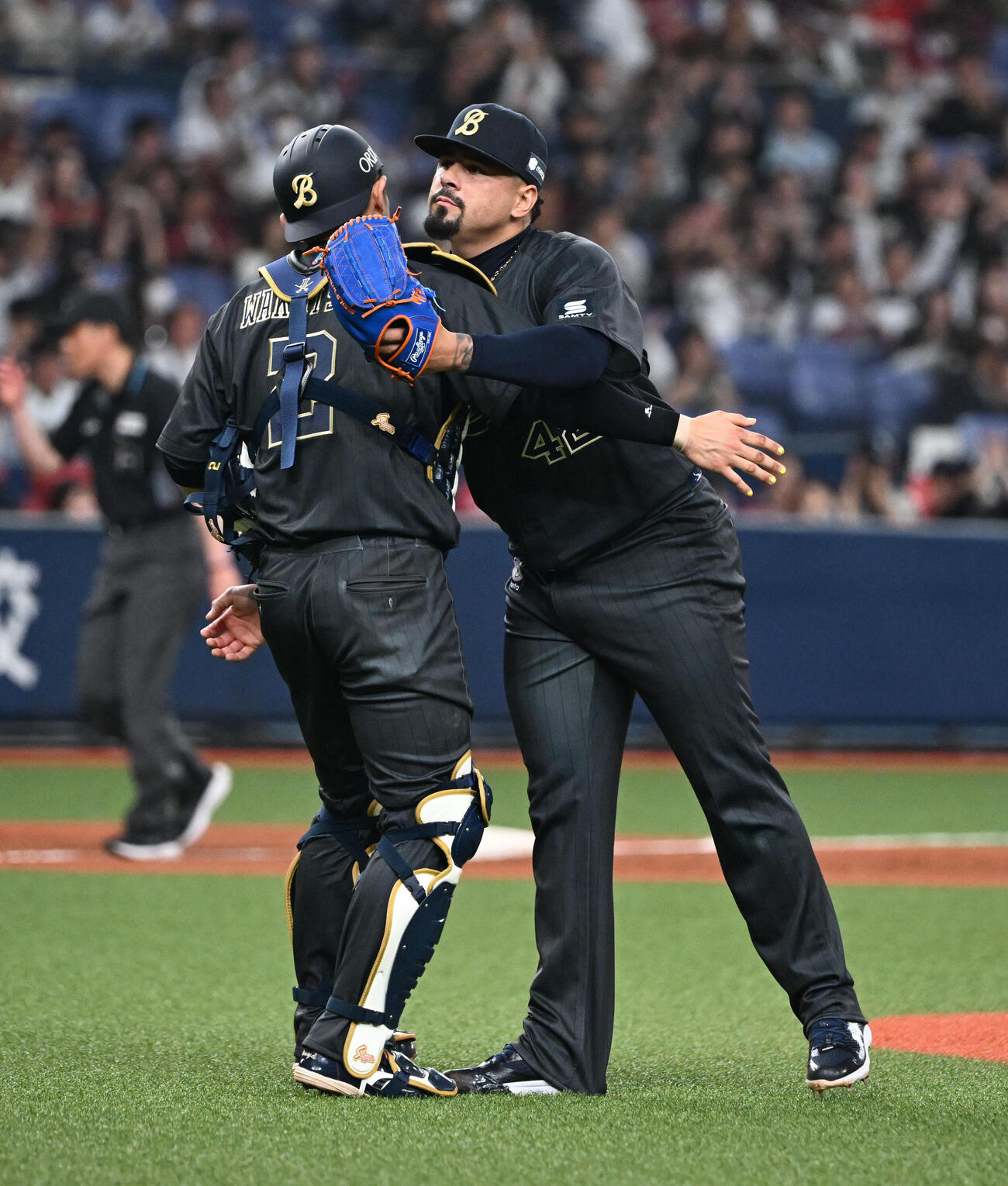 オリックス対楽天　9回表楽天2死三塁、鈴木大を二飛に打ち取り試合終了、捕手若月（左）と抱き合うマチャド（撮影・和賀正仁）