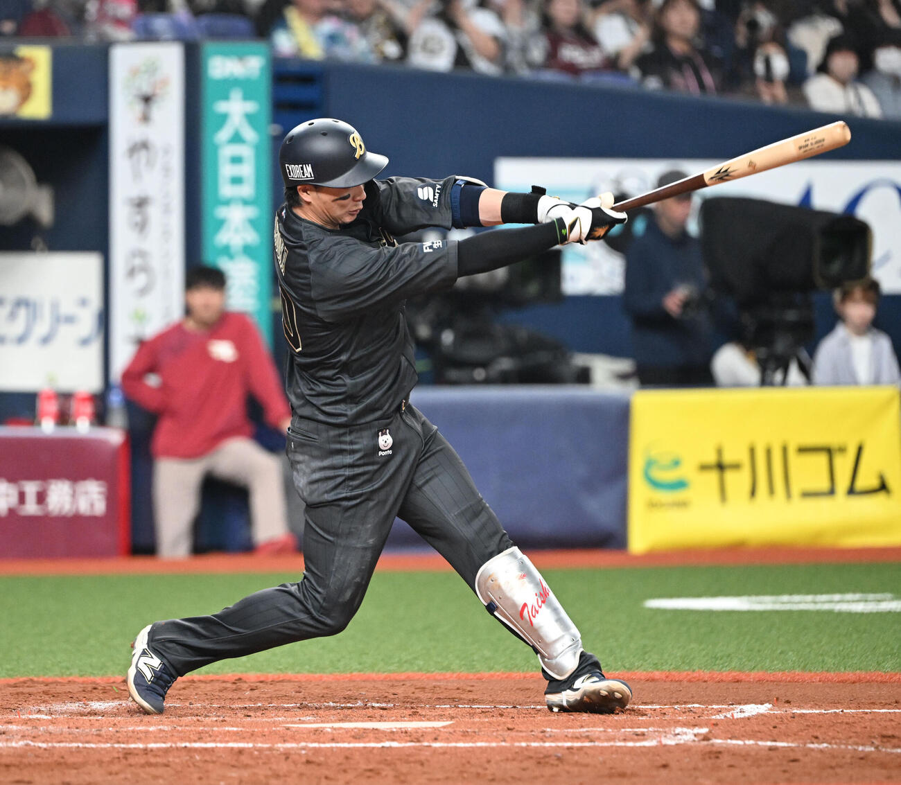 オリックス対楽天　2回裏オリックス1死二、三塁、左前適時打を放つ広岡（撮影・和賀正仁）